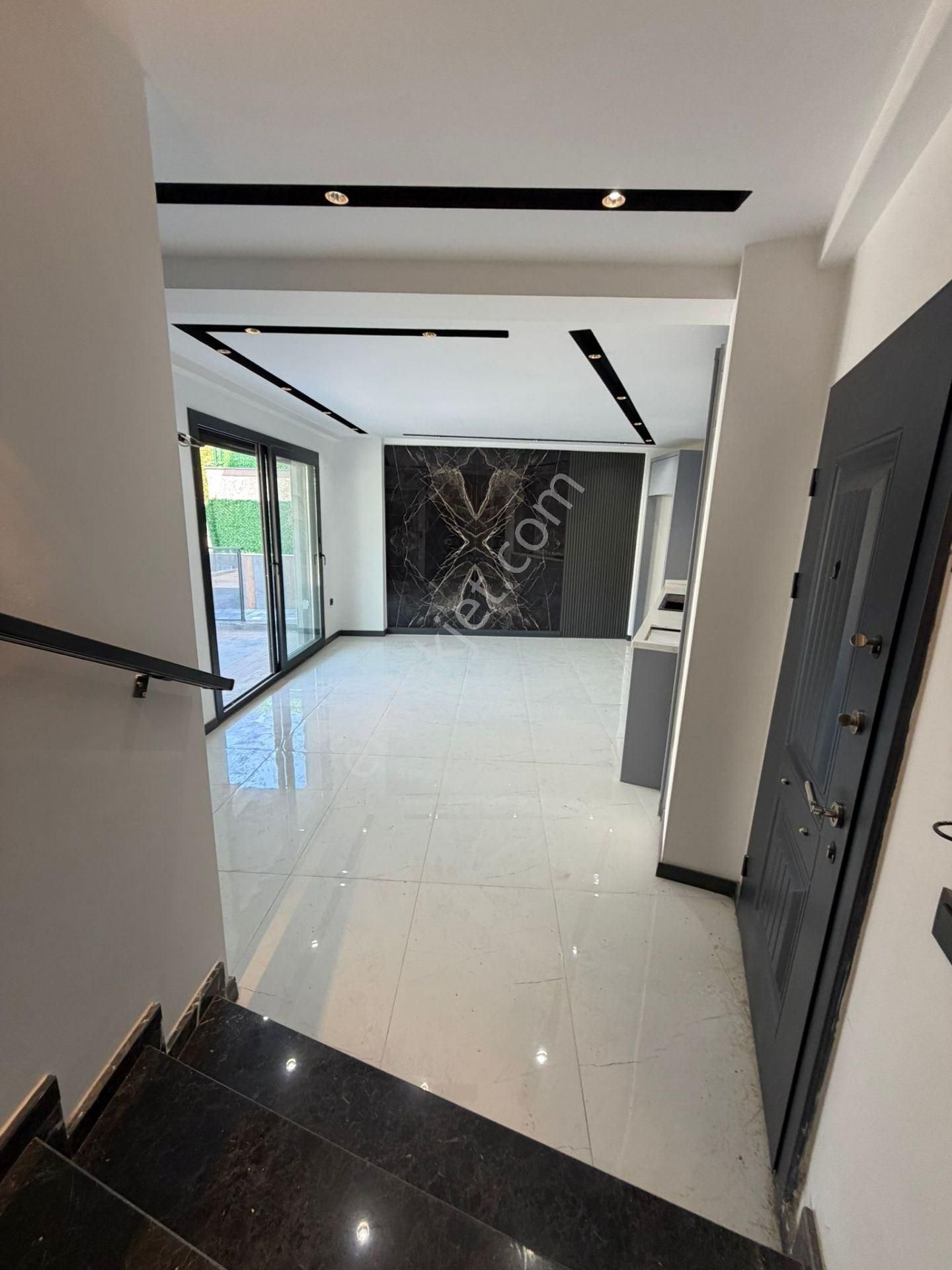 Kuşadası Merkezde Sahile Yürüme Mesafesinde Yeni Müstakil Villa - Görsel 21