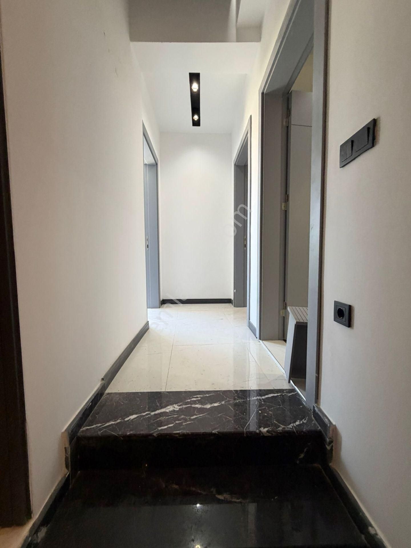 Kuşadası Merkezde Sahile Yürüme Mesafesinde Yeni Müstakil Villa - Görsel 14