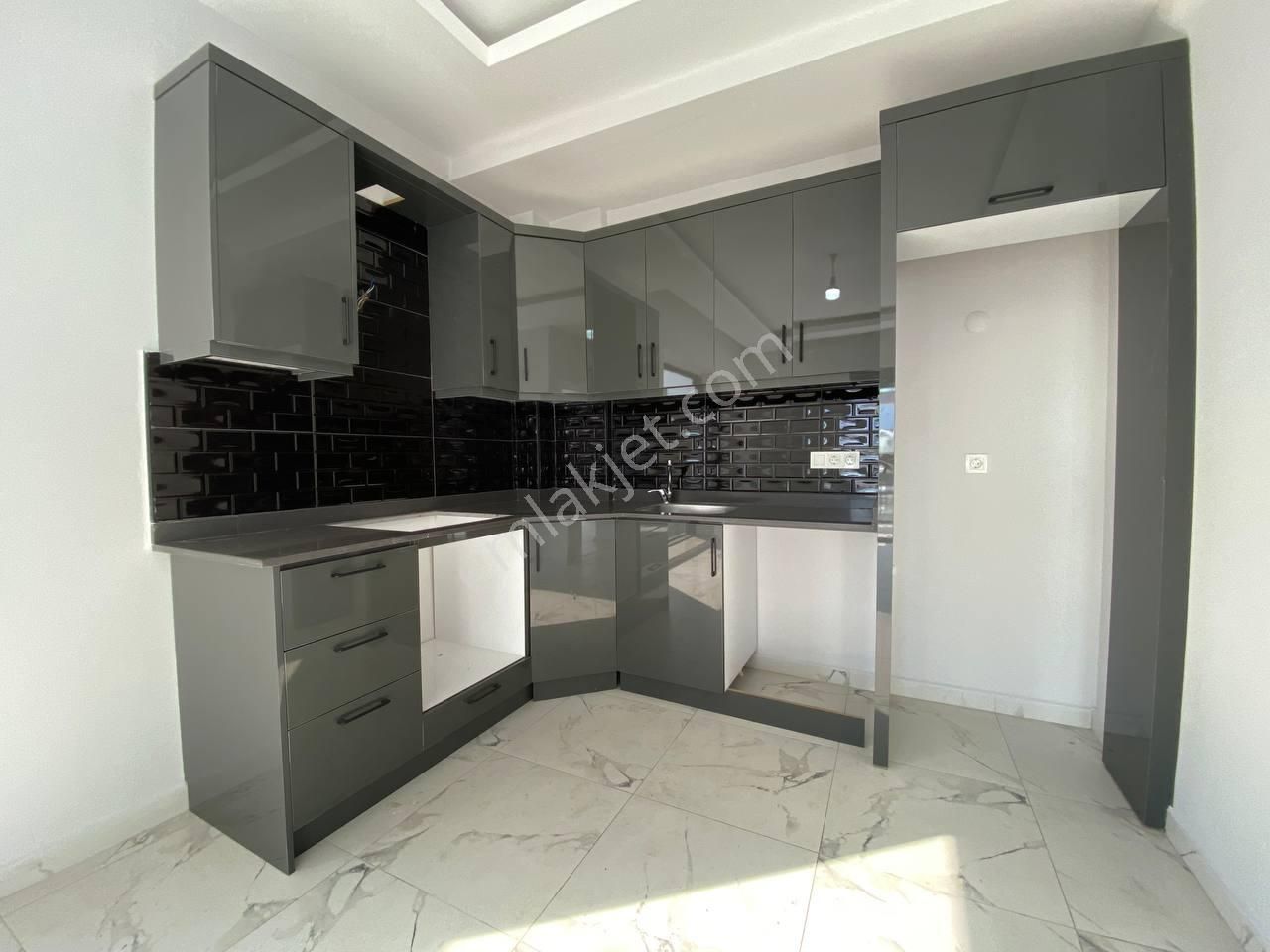 Yukarı Oba'da Tek Blok Aktiviteli 1+1 3.kat Güney Doğu Cepheli - Görsel 3