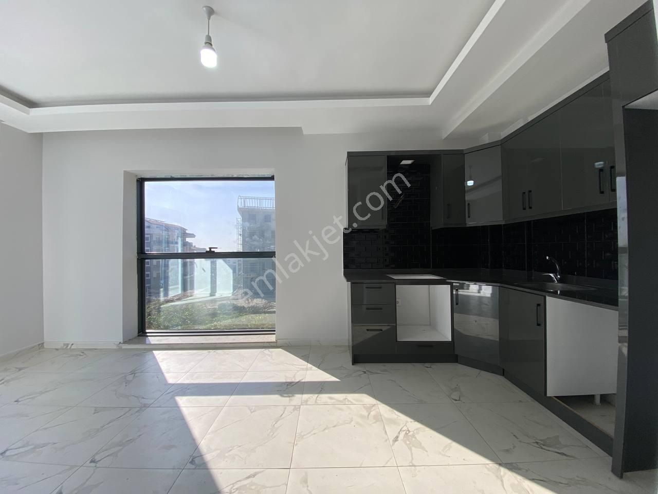 Yukarı Oba'da Tek Blok Aktiviteli 1+1 3.kat Güney Doğu Cepheli - Görsel 2