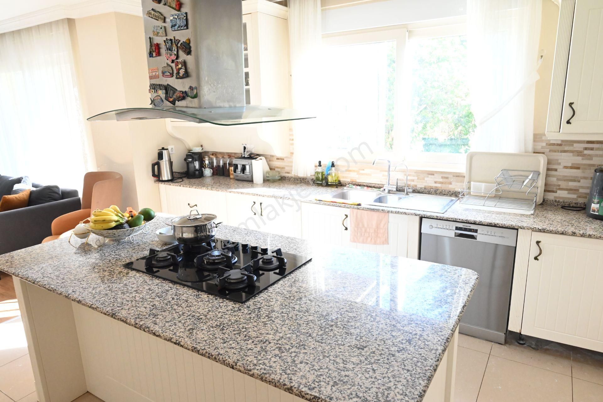 Üstünkent Emlak'tan Site İçi Lüks Geniş 8+1 Satılık Villa - Görsel 10