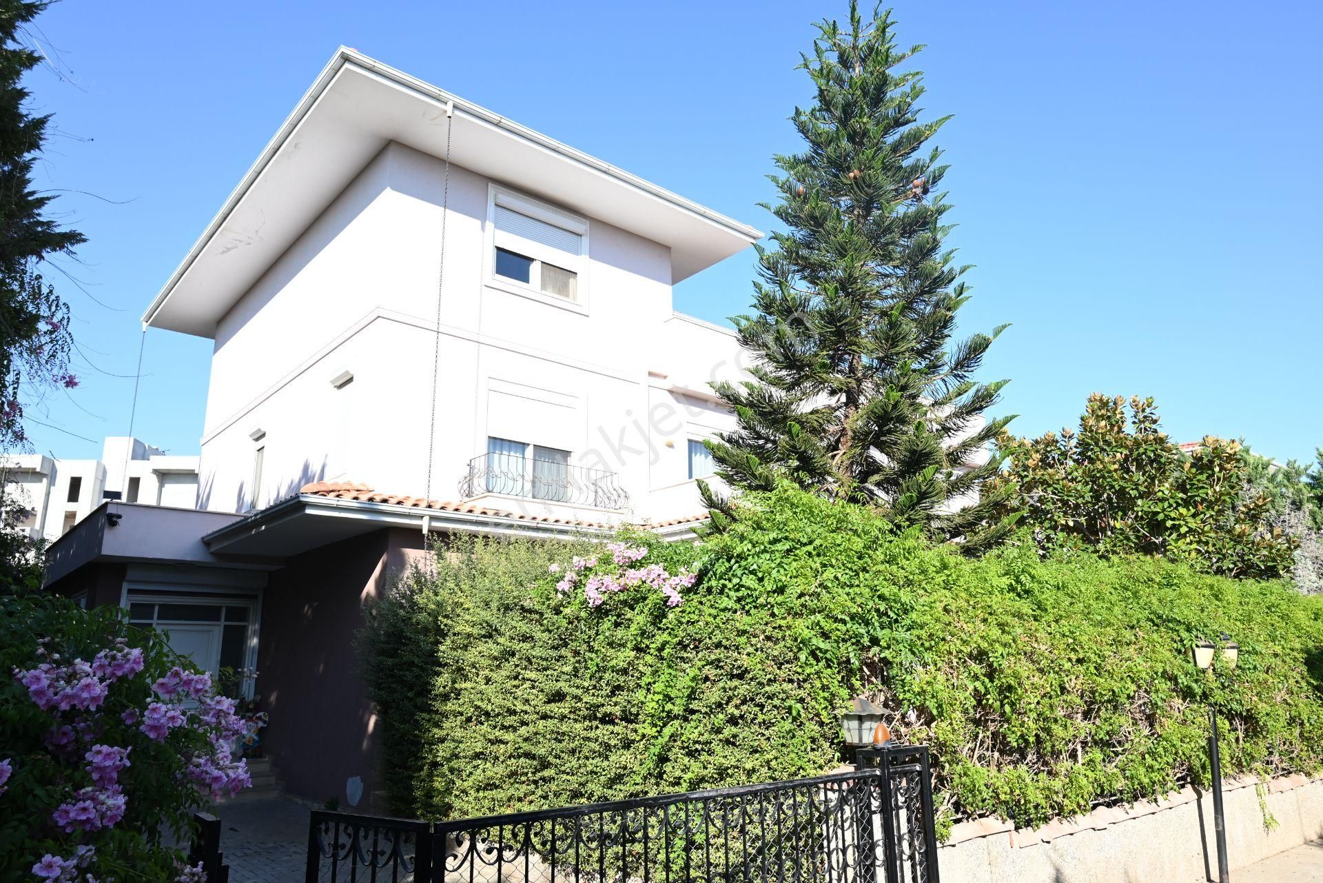 Üstünkent Emlak'tan Site İçi Lüks Geniş 8+1 Satılık Villa