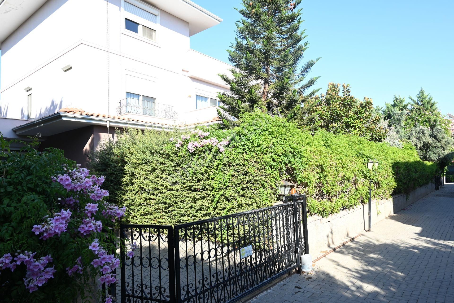 Üstünkent Emlak'tan Site İçi Lüks Geniş 8+1 Satılık Villa - Görsel 3