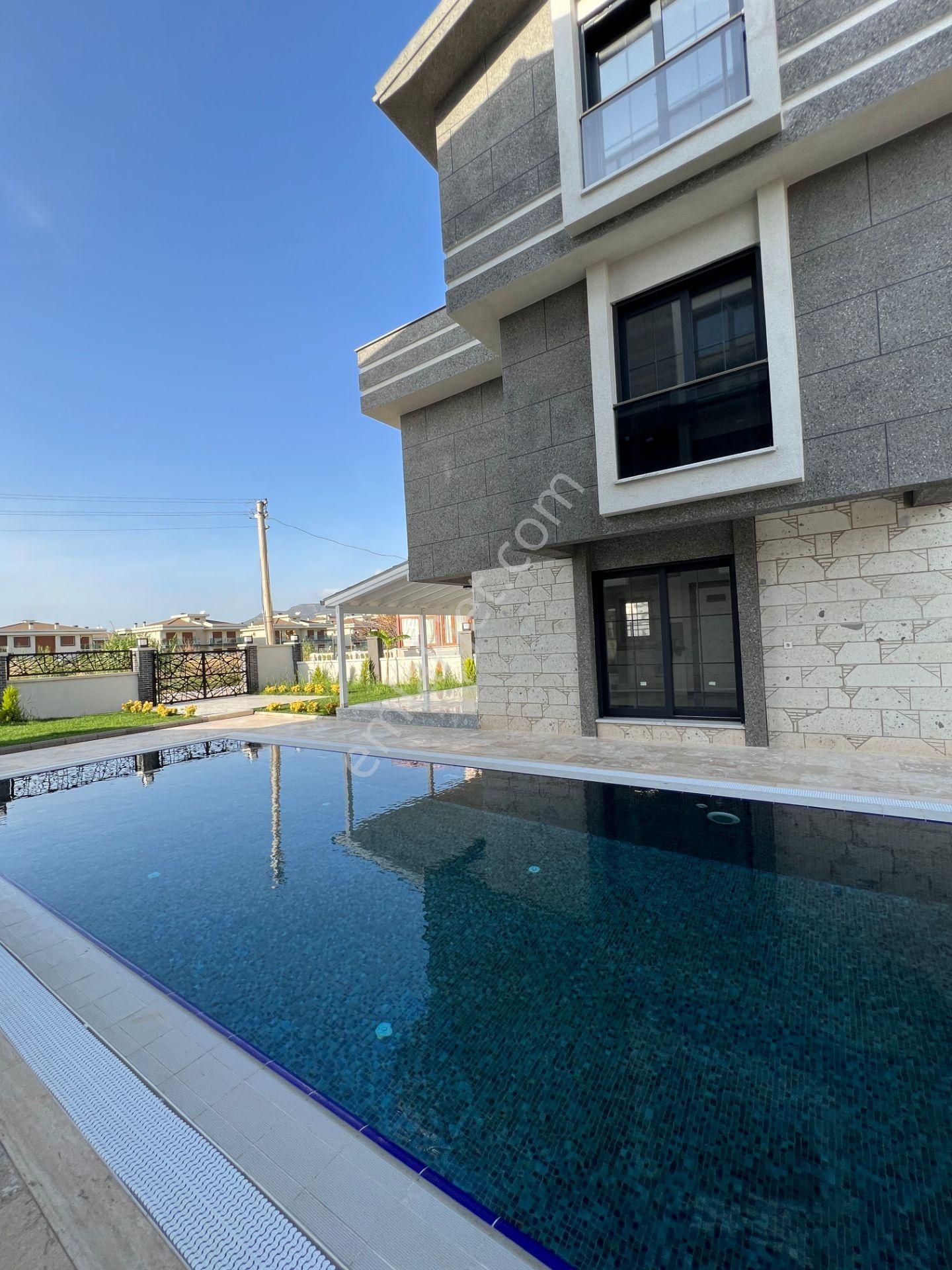 Gökçen'den Denize 3.sırada Havuzlu 3+1 Sıfır Villa