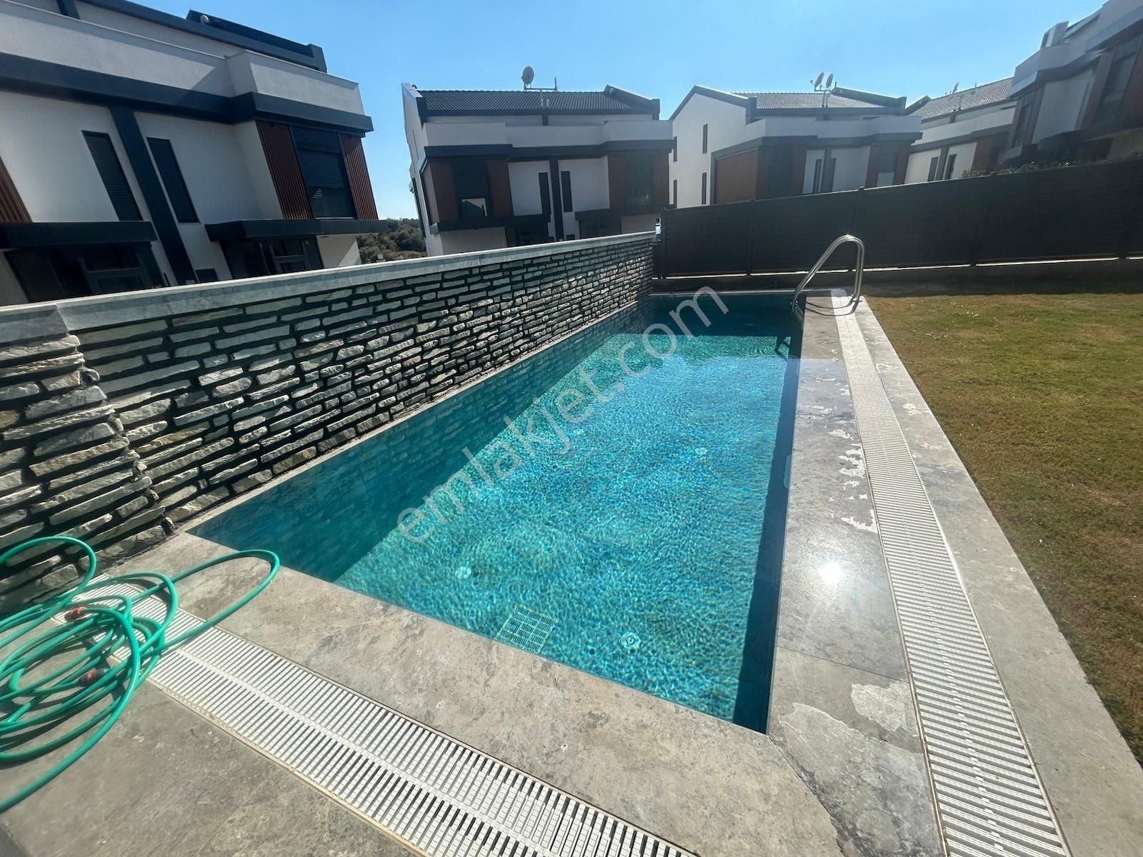 Gökçenden Site İçerisinde Müsatakil Havuzlu 3+1 Villa - Görsel 17