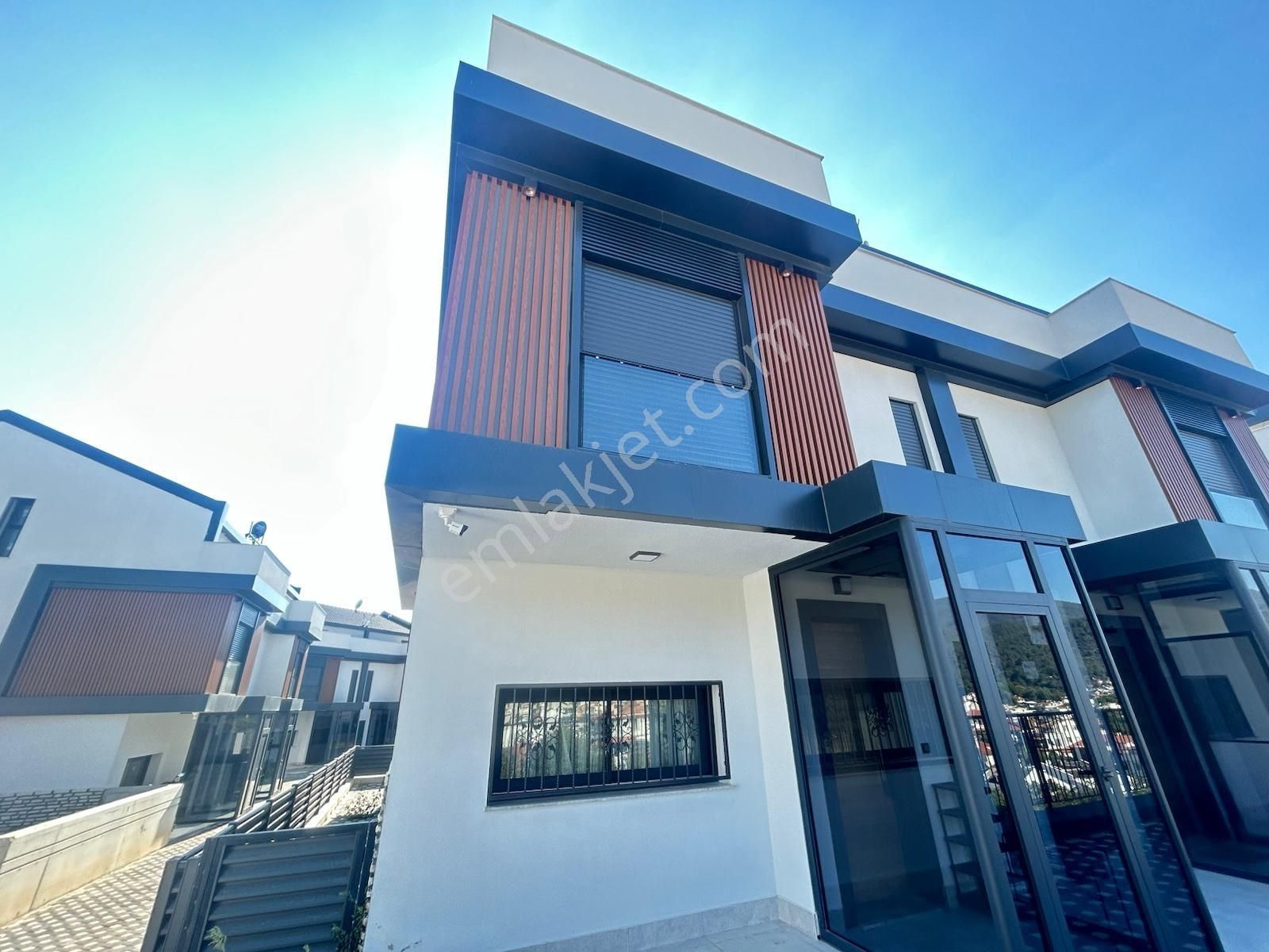 Gökçenden Site İçerisinde Müsatakil Havuzlu 3+1 Villa