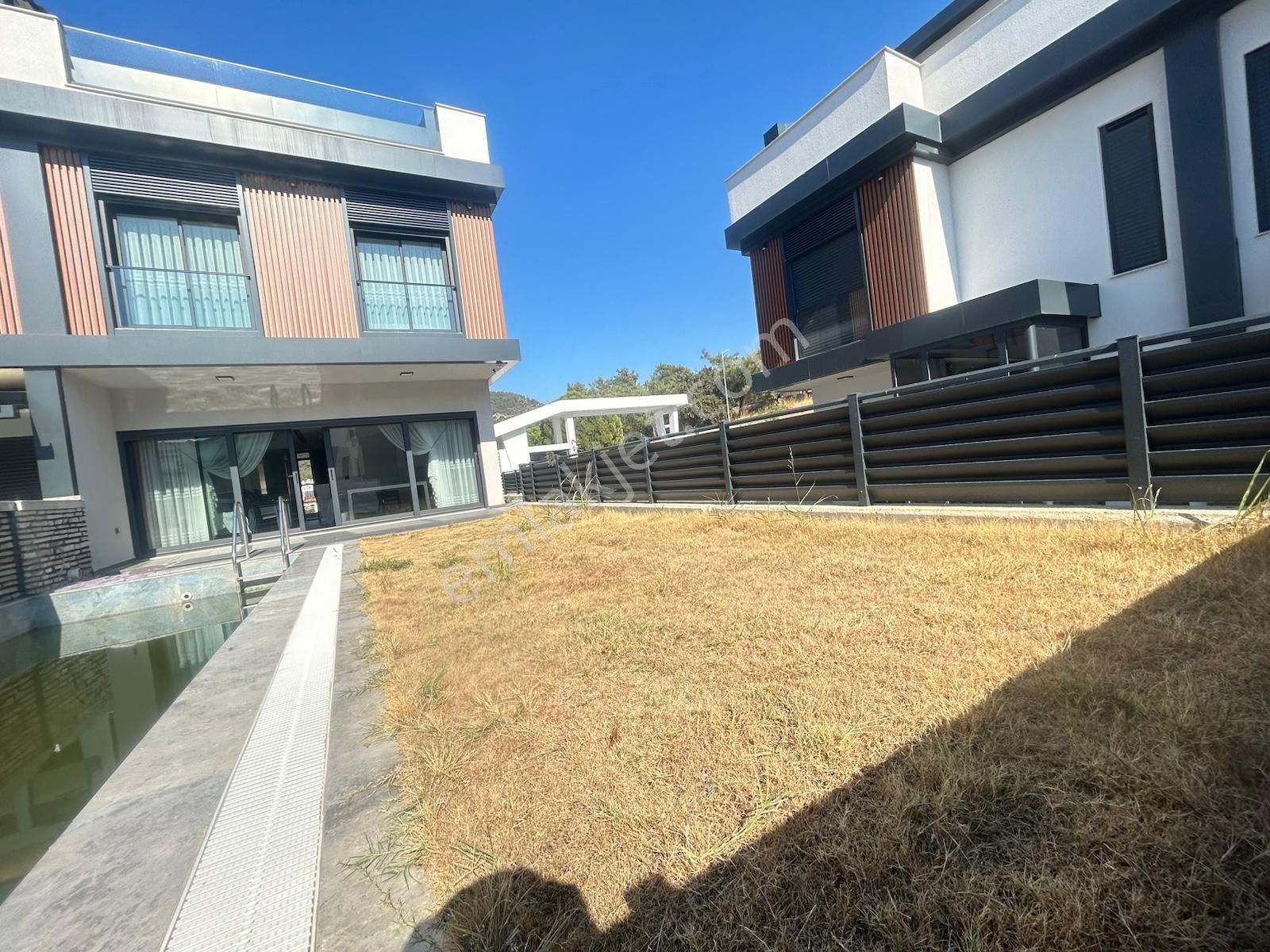 Gökçenden Site İçerisinde Müsatakil Havuzlu 3+1 Villa - Görsel 18