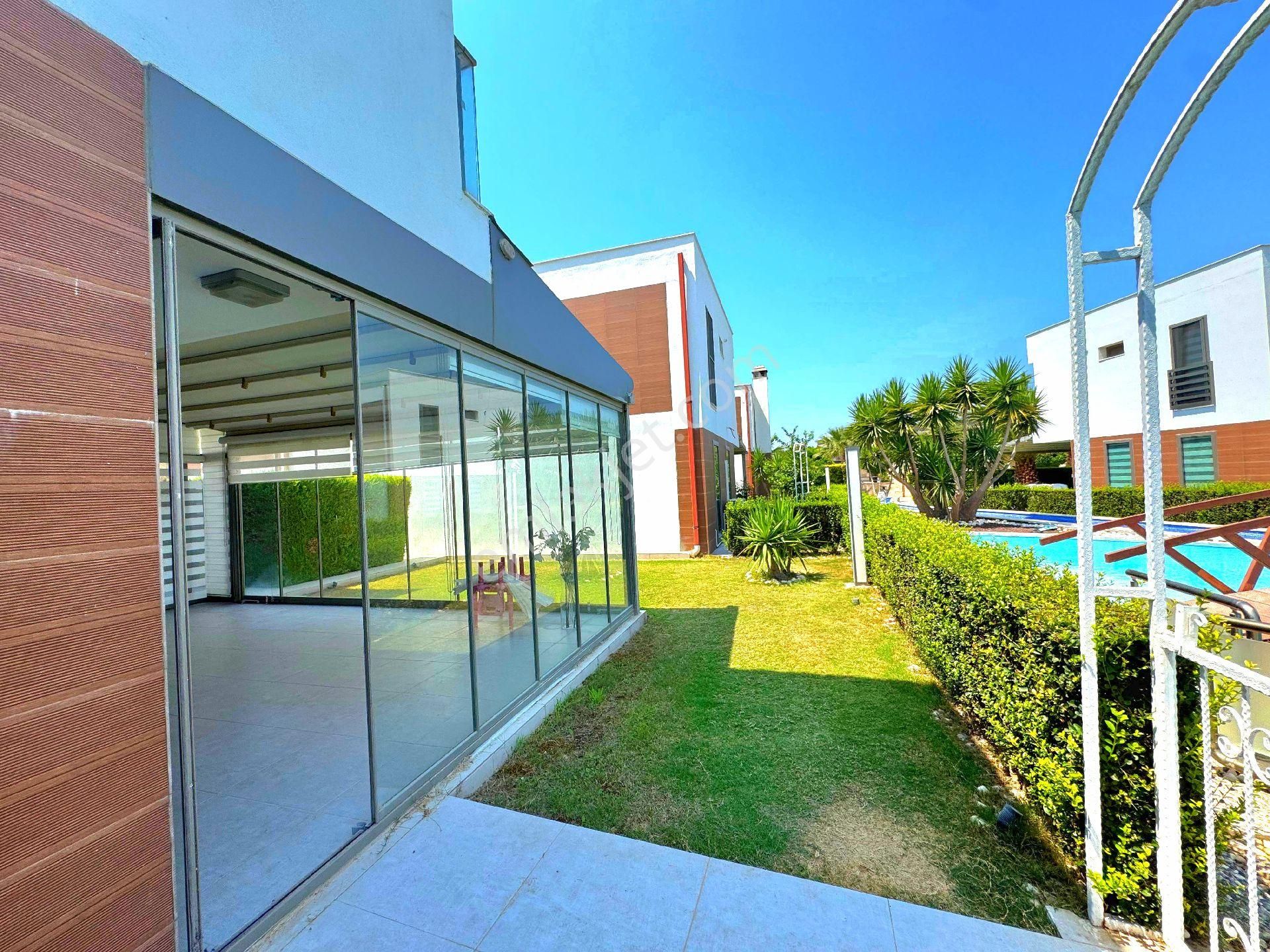 Kuşadasında Plaja Ve Avm'lere Yakın Havuzlu Sitede Ful Eşyalı Tek Müstakil Bahçeli Villa - Görsel 7