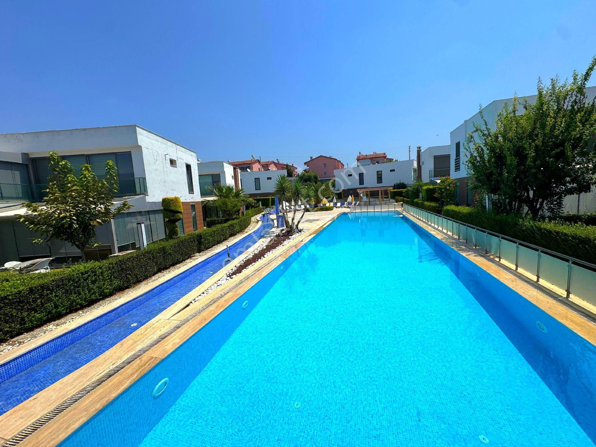 Kuşadasında Plaja Ve Avm'lere Yakın Havuzlu Sitede Ful Eşyalı Tek Müstakil Bahçeli Villa - Görsel 3