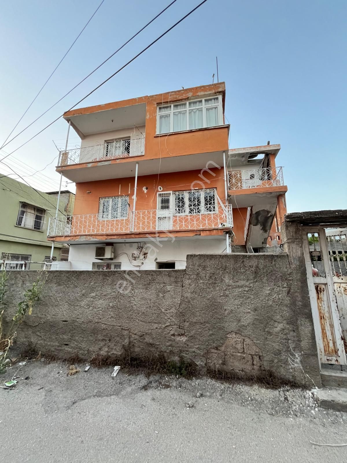 Fevzipaşa Mahallesi'nde Üç Katlı Binanın Üçünçü Katında 2+1 Dört Cepheli Müstakil Ev