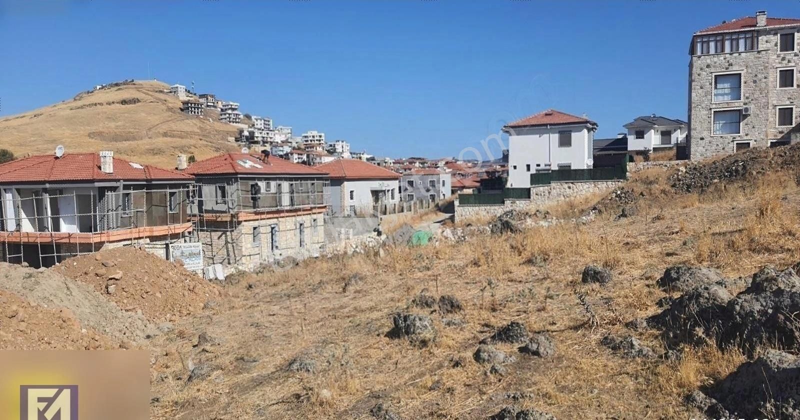 Foça Bağarası'nda Villa İmarlı Köşe Arsa