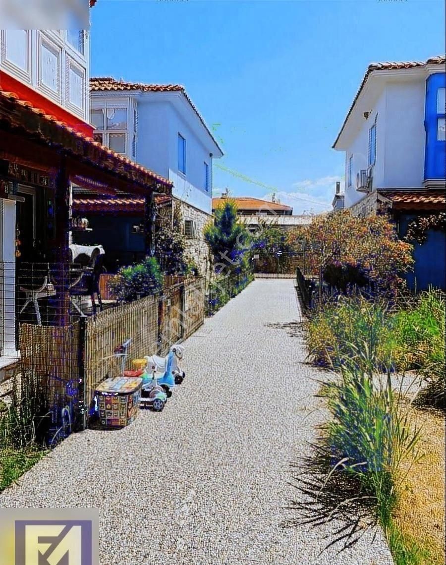 Foça Bağarası Merkezde Satılık Villa