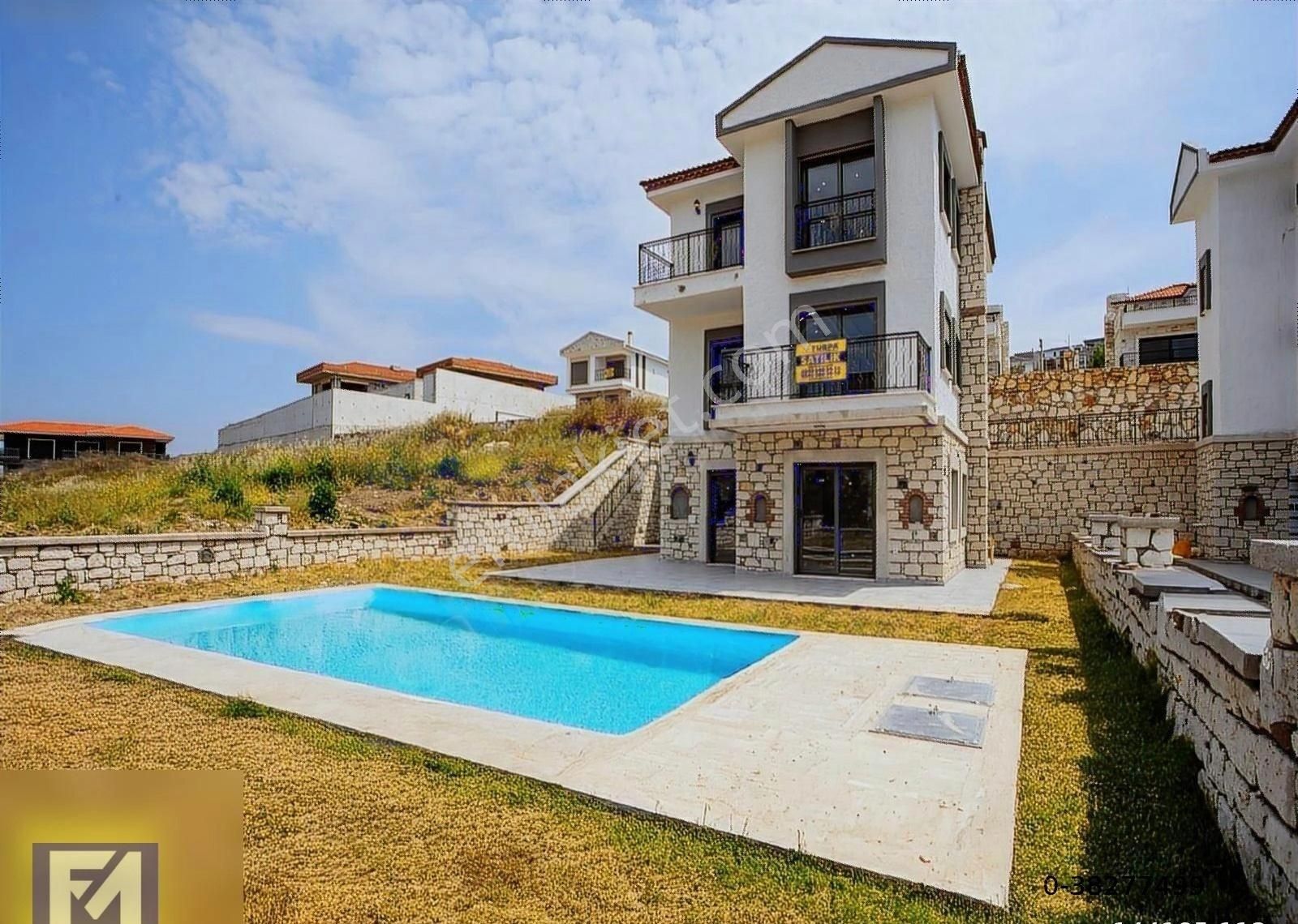 İzmir Foça Foçaköyde Satılık 6+1 Lüks Villa