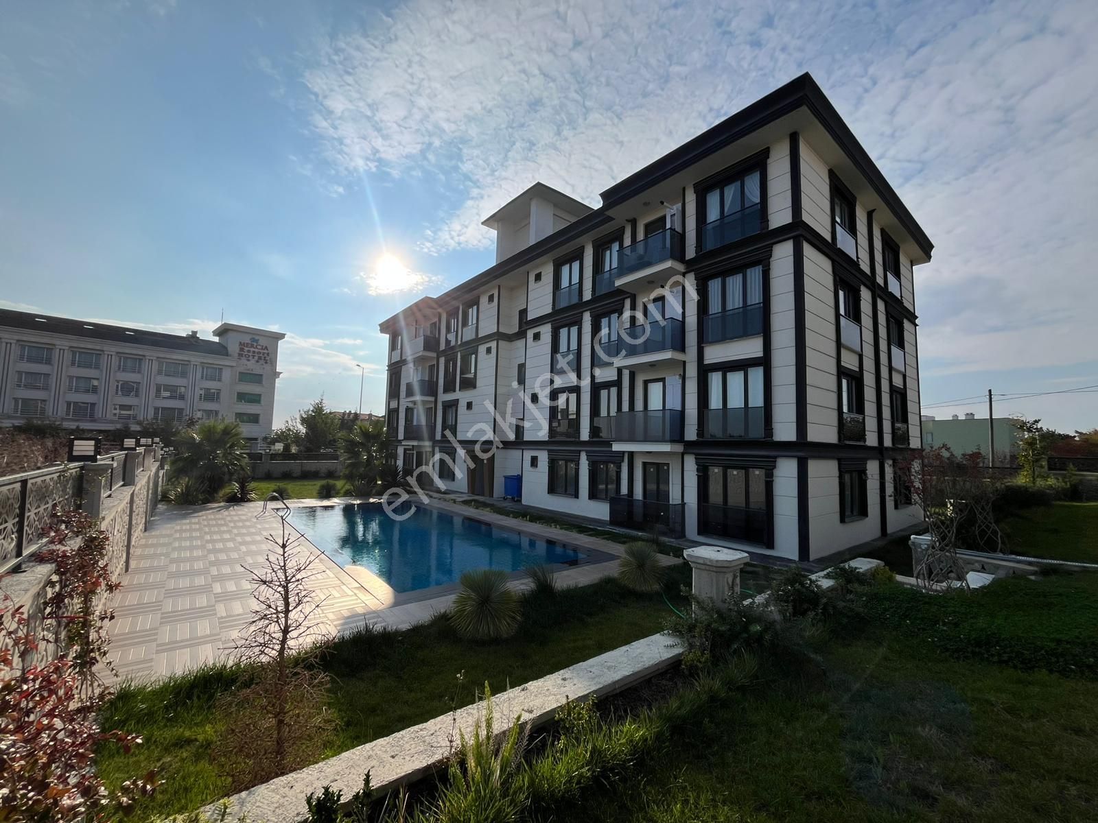 Büyükçekmece Kumburgaz'da Lüks Sitese Havuzlu 2+1 Kiralık Daire - Görsel 2