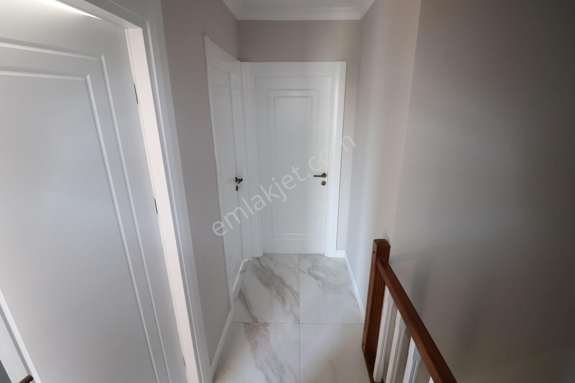 Altınoluk Deniz Tarafında Satılık Havuzlu Sitede Villa - Görsel 24