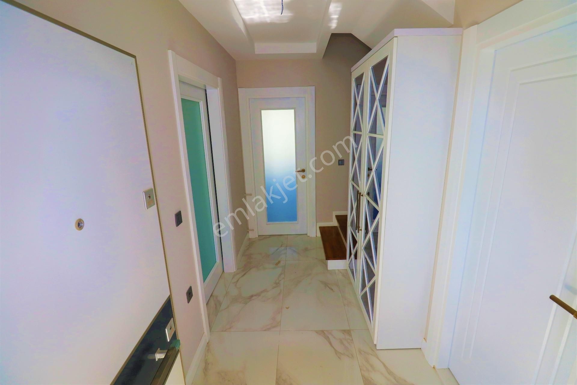 Altınoluk Deniz Tarafında Satılık Havuzlu Sitede Villa - Görsel 8