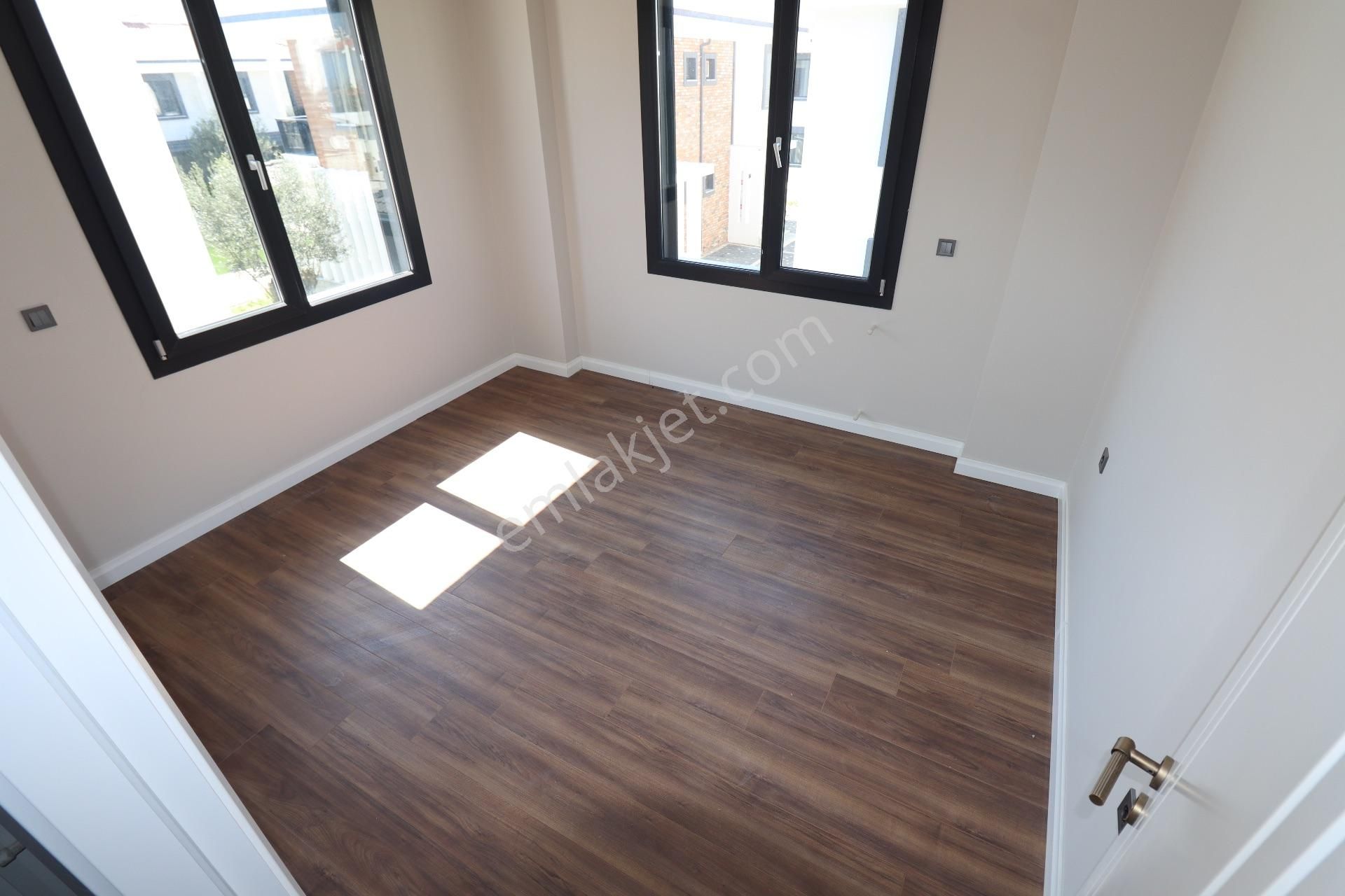 Altınoluk Deniz Tarafında Satılık Havuzlu Sitede Villa - Görsel 25