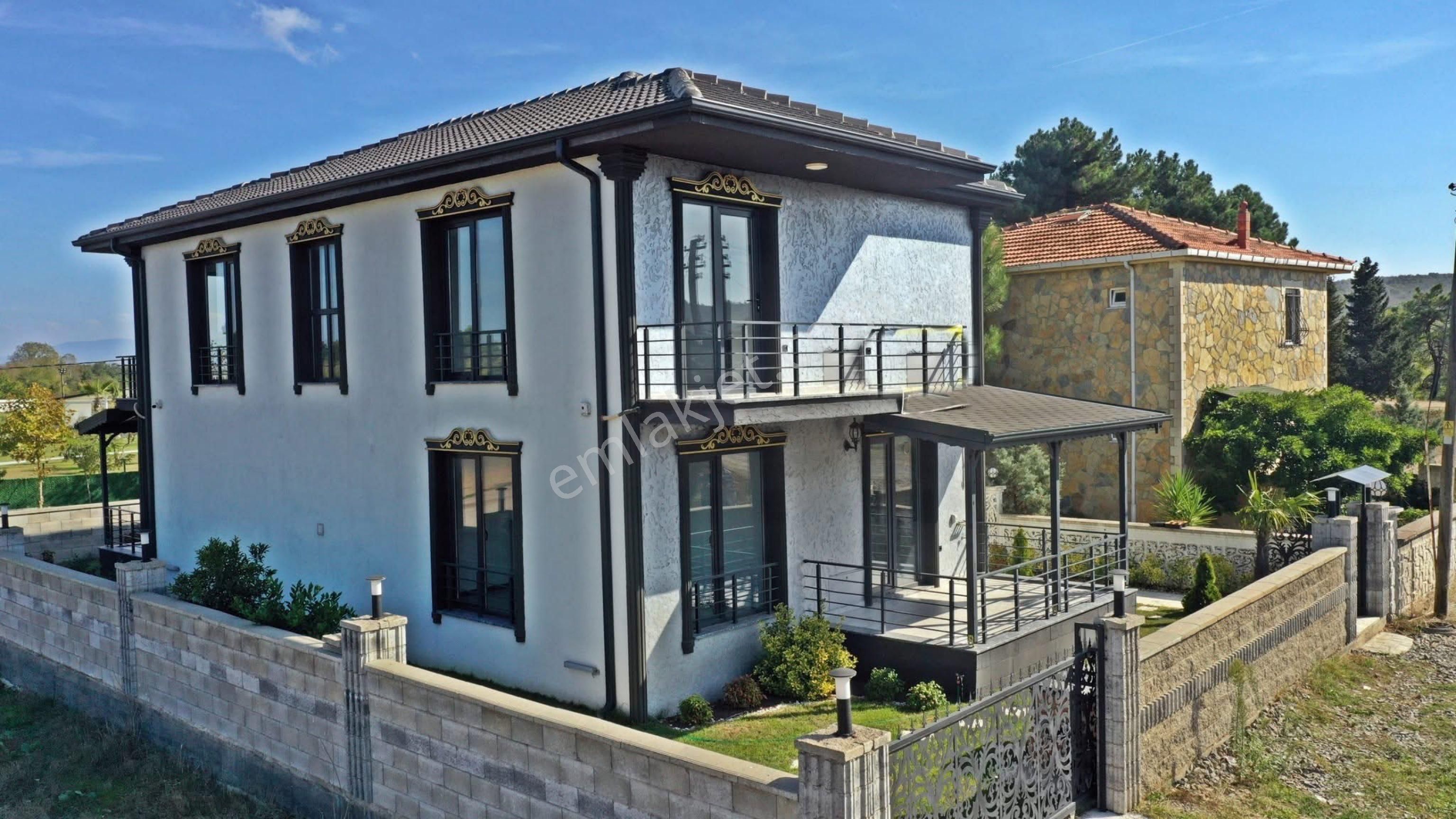 Karasu Aziziye Mah 313 M2 Arsa İçerisinde Tamamen Müstakil, Deniz Ve Göl Manzaralı 4+1 Satılık Villa - Görsel 8