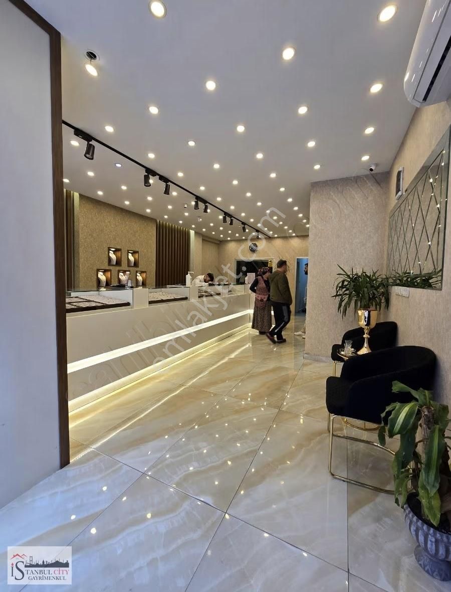 Esenyurtta Caddeüzeri Satılık 2 Katlı 250m2 Dükkan