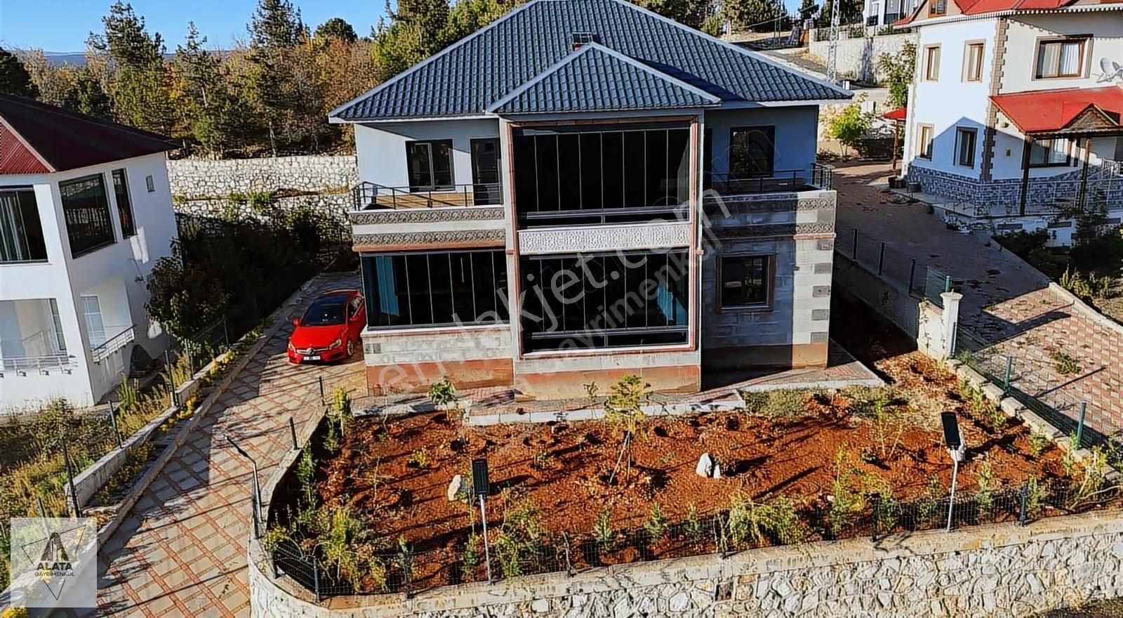 800 Metrekare Arsa İçerisinde, Ultra Lüks, 6 Odalı 260 Mt2 Villa