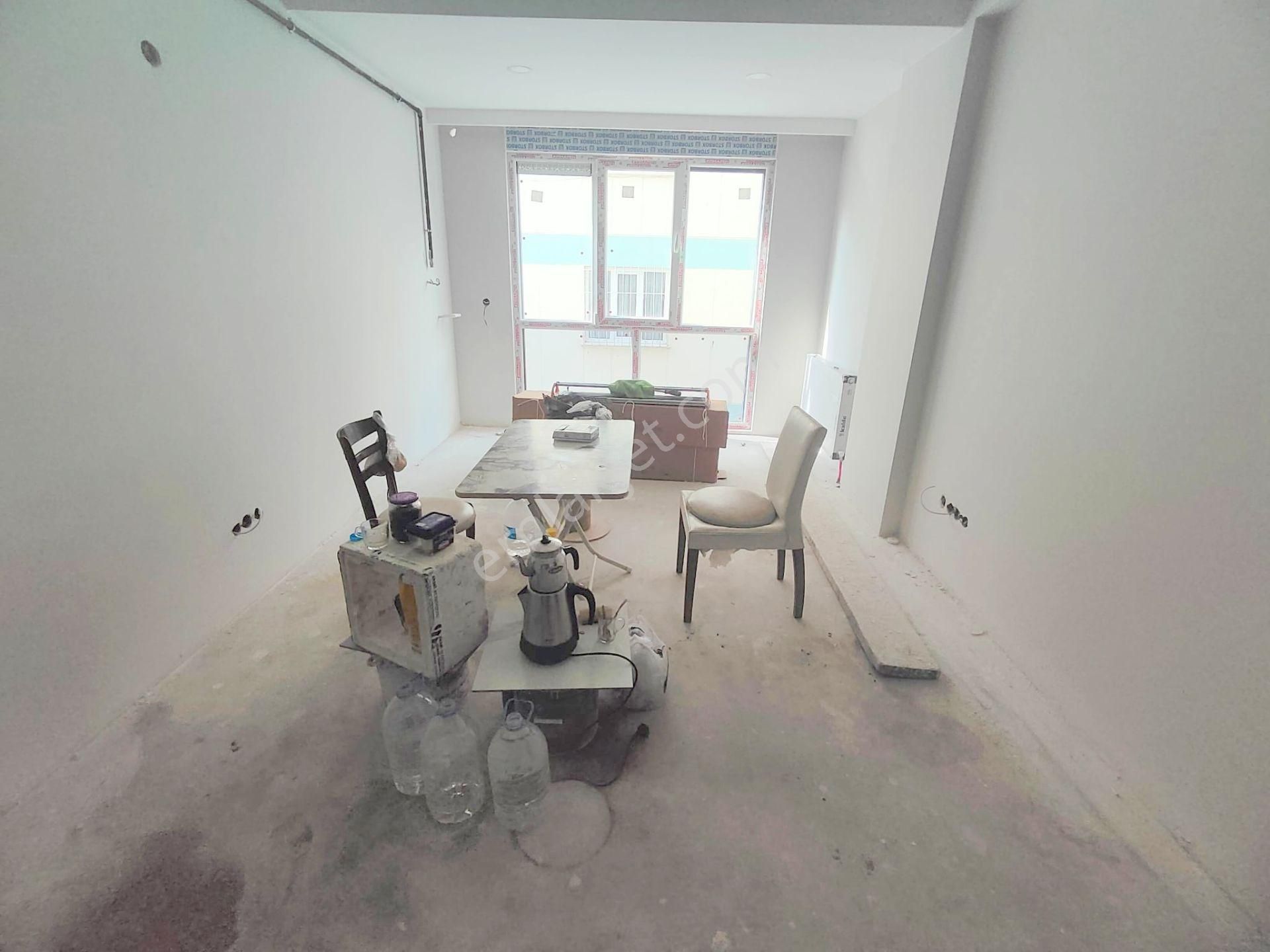 Emlak Dünyasından Altıntepede Kızılay Yakını Satılık 2+1 Giriş