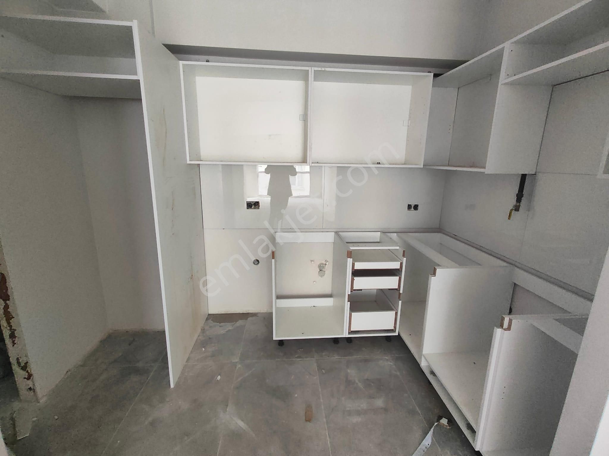 Emlak Dünyasından Altıntepede Kızılay Yakını Satılık 2+1 1.kat - Görsel 3