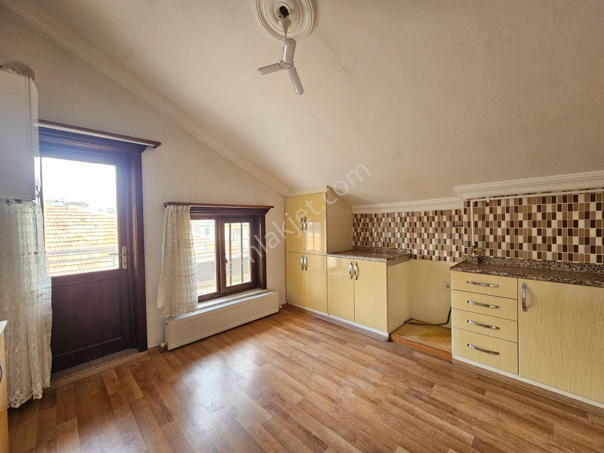 Aydınlıkevler Mah İşyapar Gayrimenkulden 2+1 Geniş Kiralık Daire