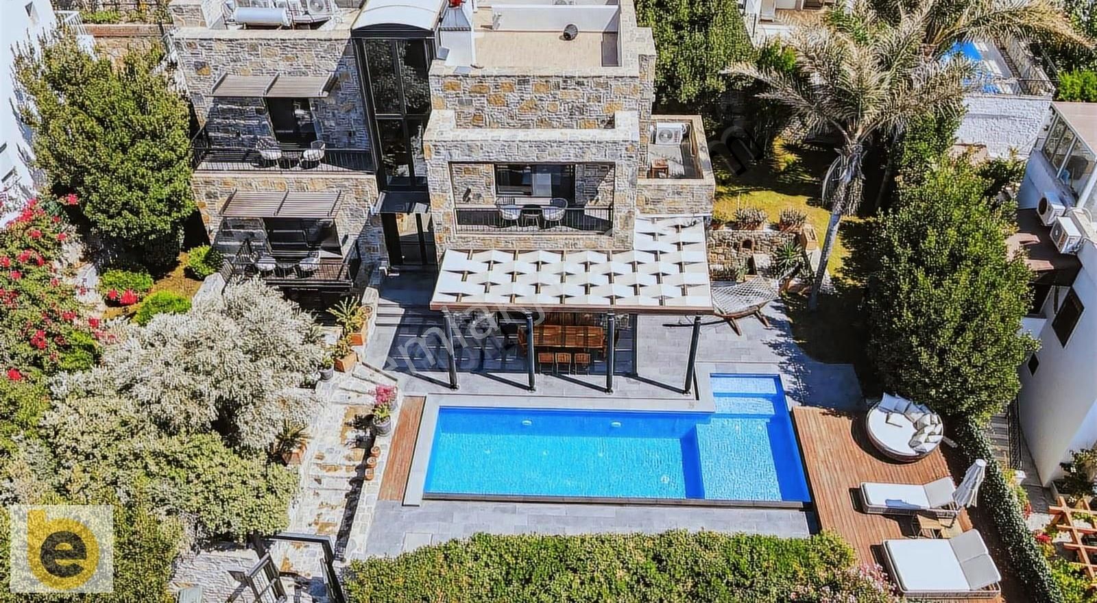 Yalıkavak Merkez'de Şık Tasarımlı Deniz Manzaralı 6+1 Taş Villa