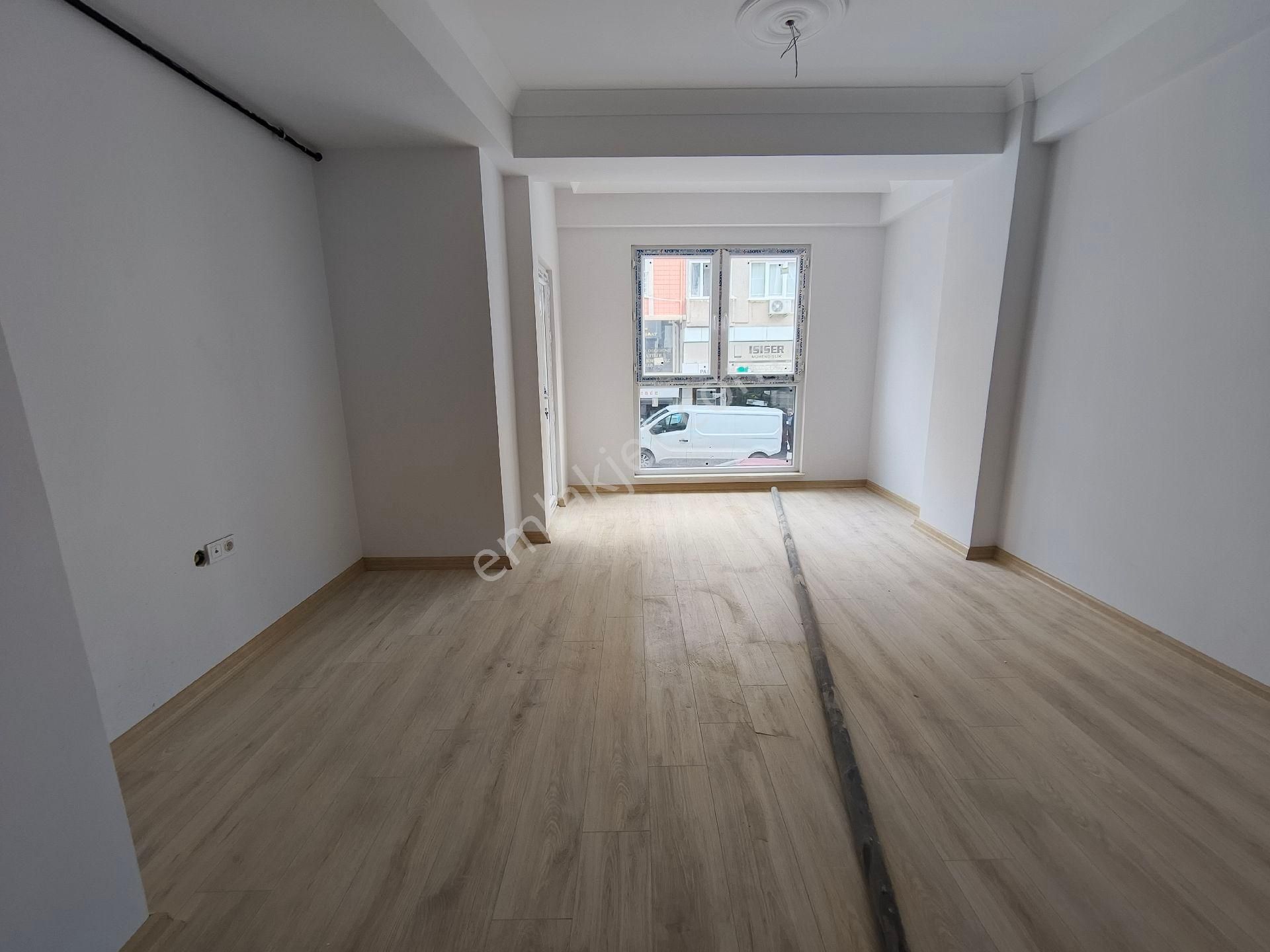 Güneyden Cadde Üzeri Ofis Hom Ofisede Uygun 2+1.80 M2 Balkonlu Daire