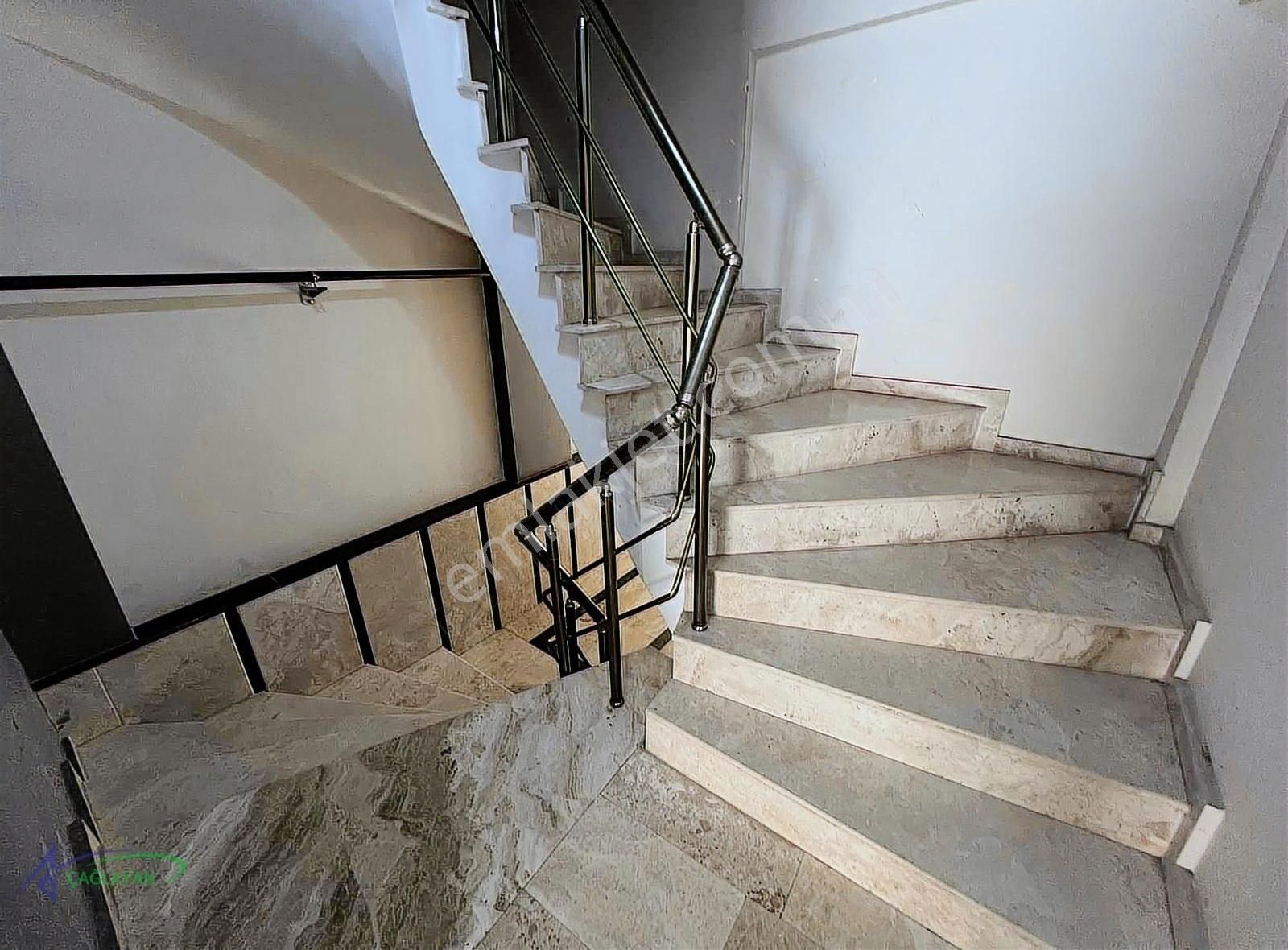 Bayraklı Yakını Bahçeli Satılık Geniş 2+1 Daire - Görsel 4