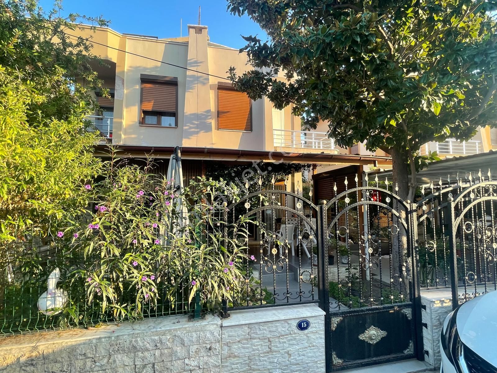 Rota Emlak'tan Gümüldür Sahilde 5+1 Satılık Triplex Villa