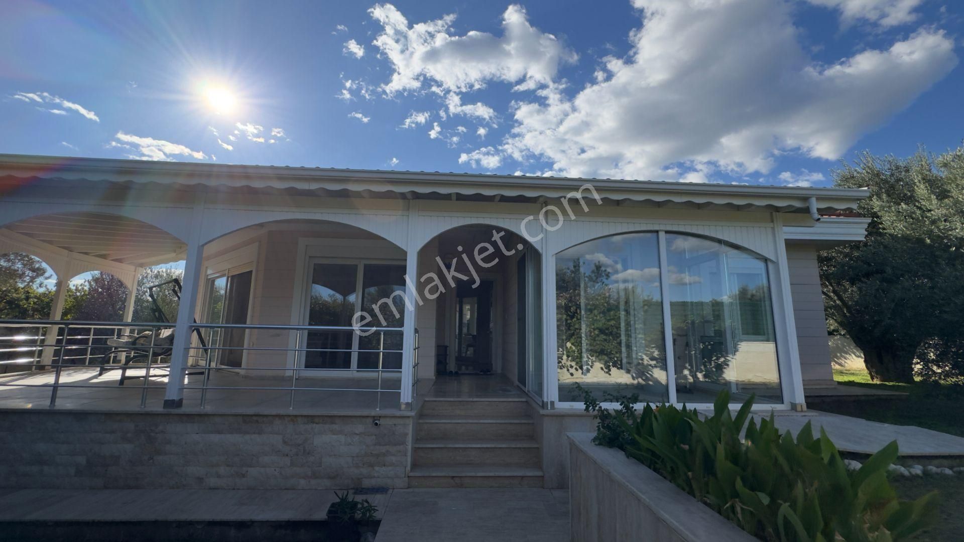 Güre'de Oksijeni Bol Zeytinlik Alan İçerisinde, Kazdağlarının Eteğinde Havuzlu Lüks Villa