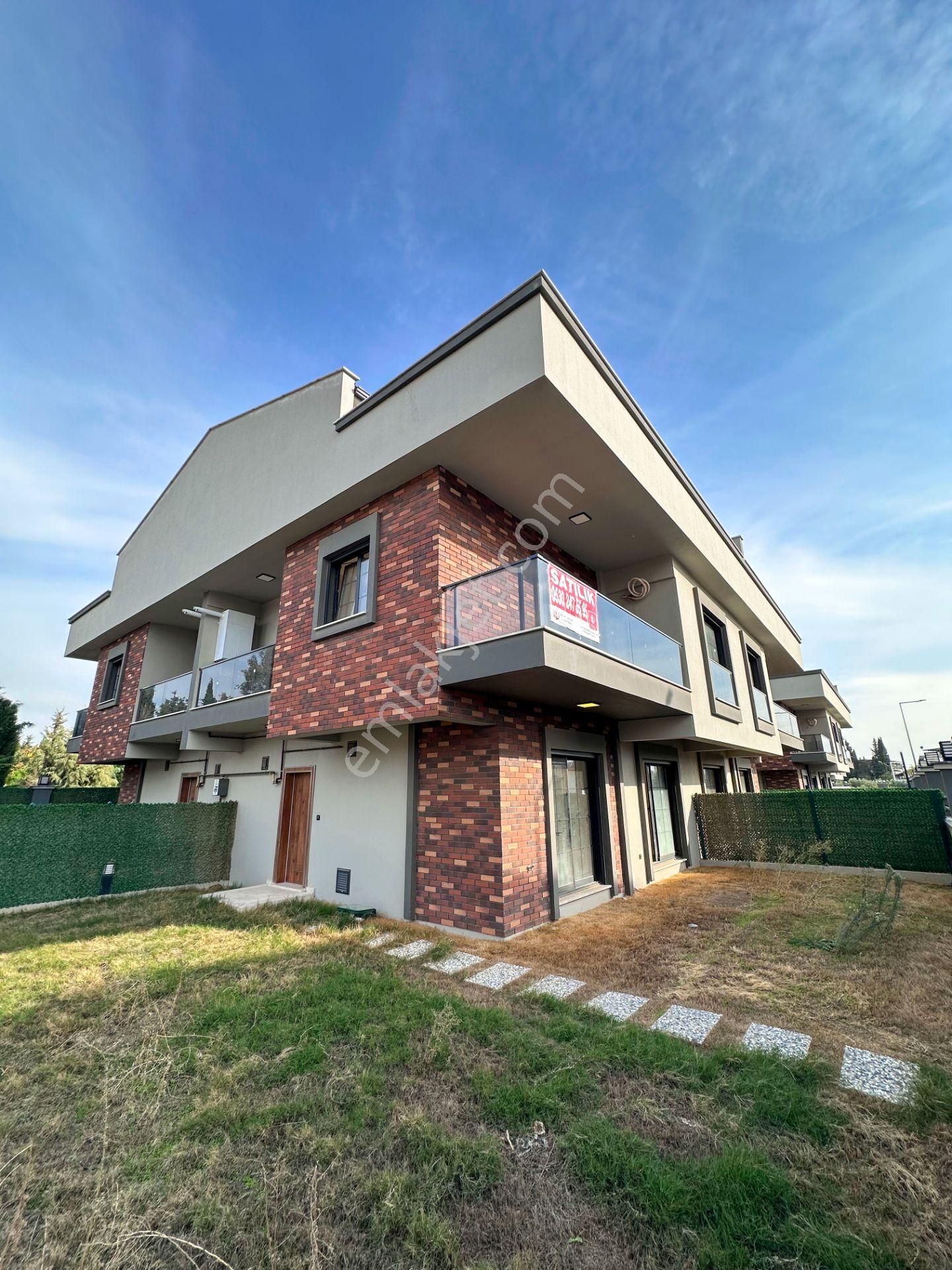 Mert Uçar'dan Satılık Menderes'te Sıfır 4+1 Köşe Konumlu Villa