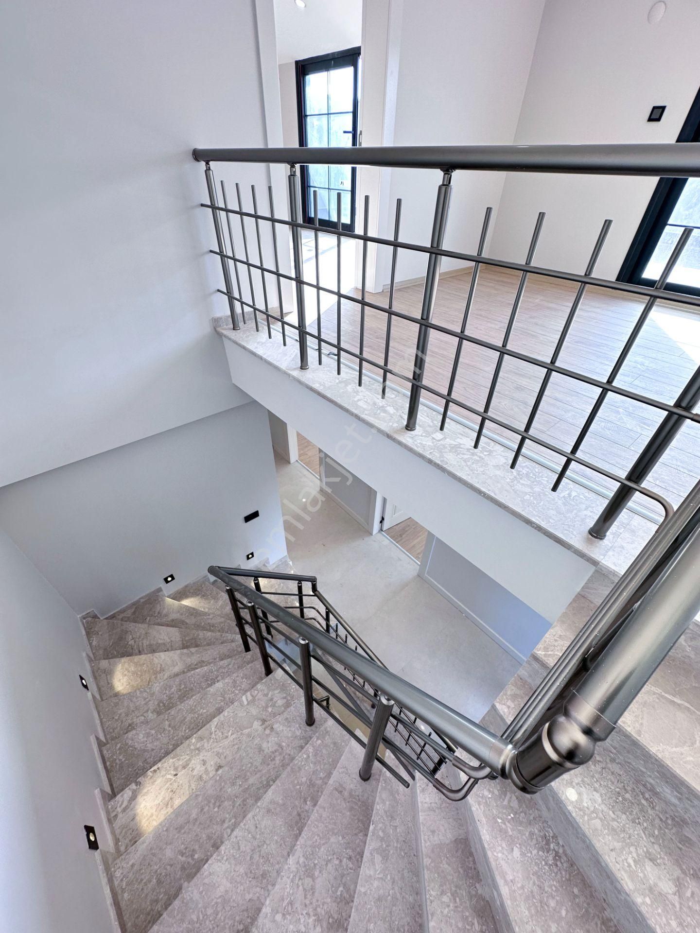 Mert Uçar'dan Satılık Menderes'te Sıfır 4+1 Köşe Konumlu Villa - Görsel 25