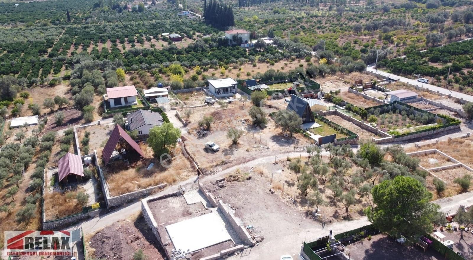 Seferihisar Kavakdere'de 296 M2 Etrafı Çevrili İçinde Evi Olan