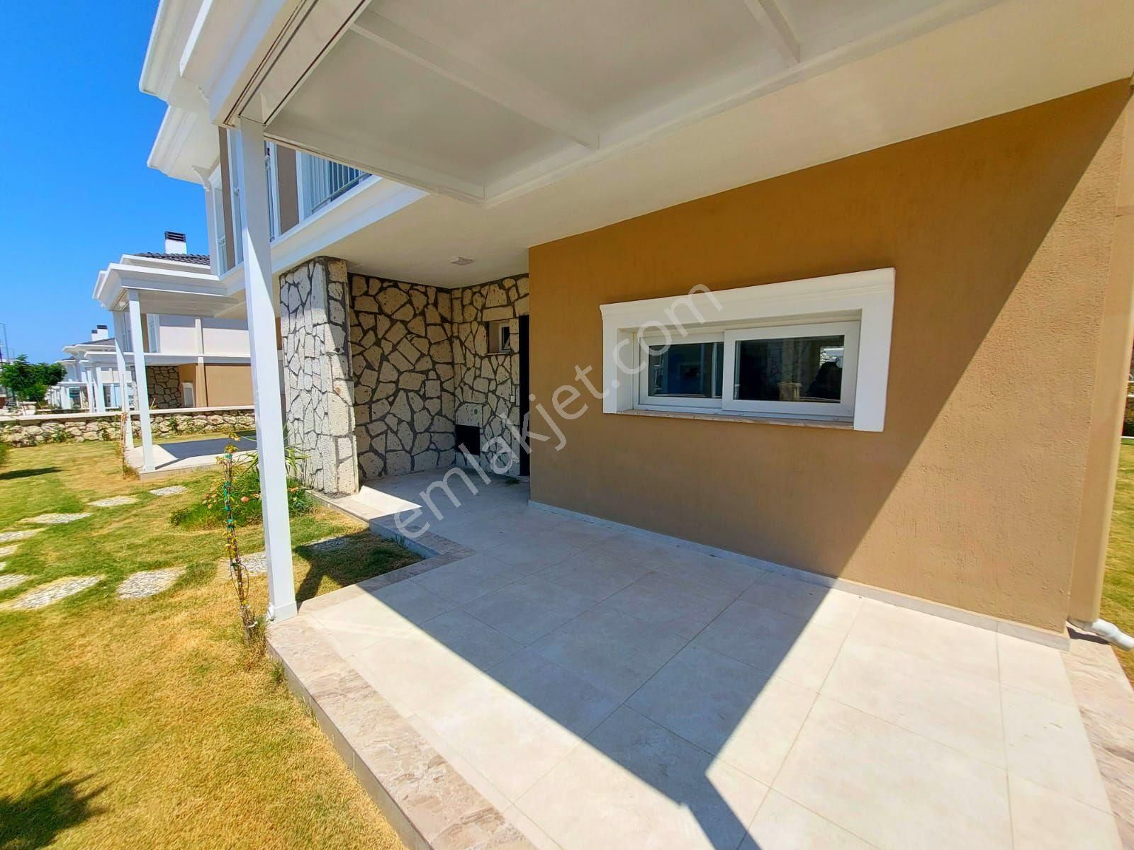 Kuşadasında Açık Ve Kapalı Yüzme Havuzlu Sitede 3+1 Sıfır Villa - Görsel 27