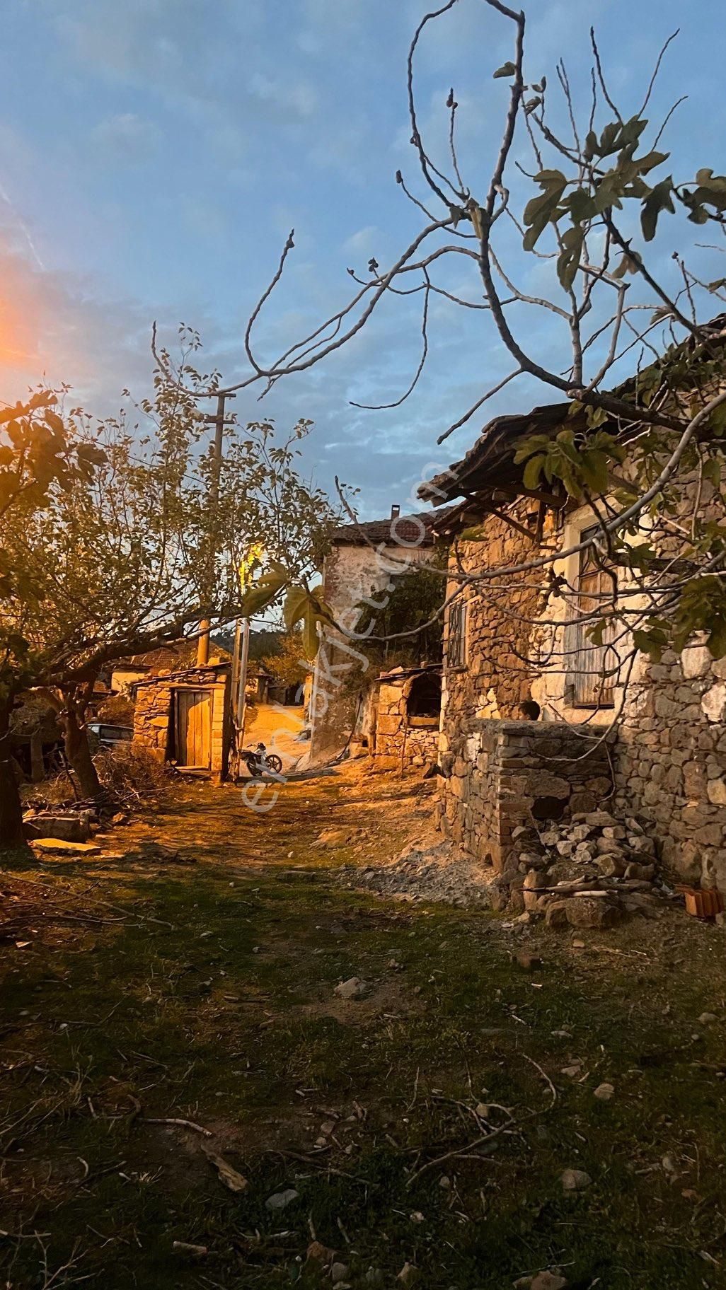 Köy Havası, Şehir Konforu! 200 M² Bahçeli Köy Evi Satılık - Görsel 11