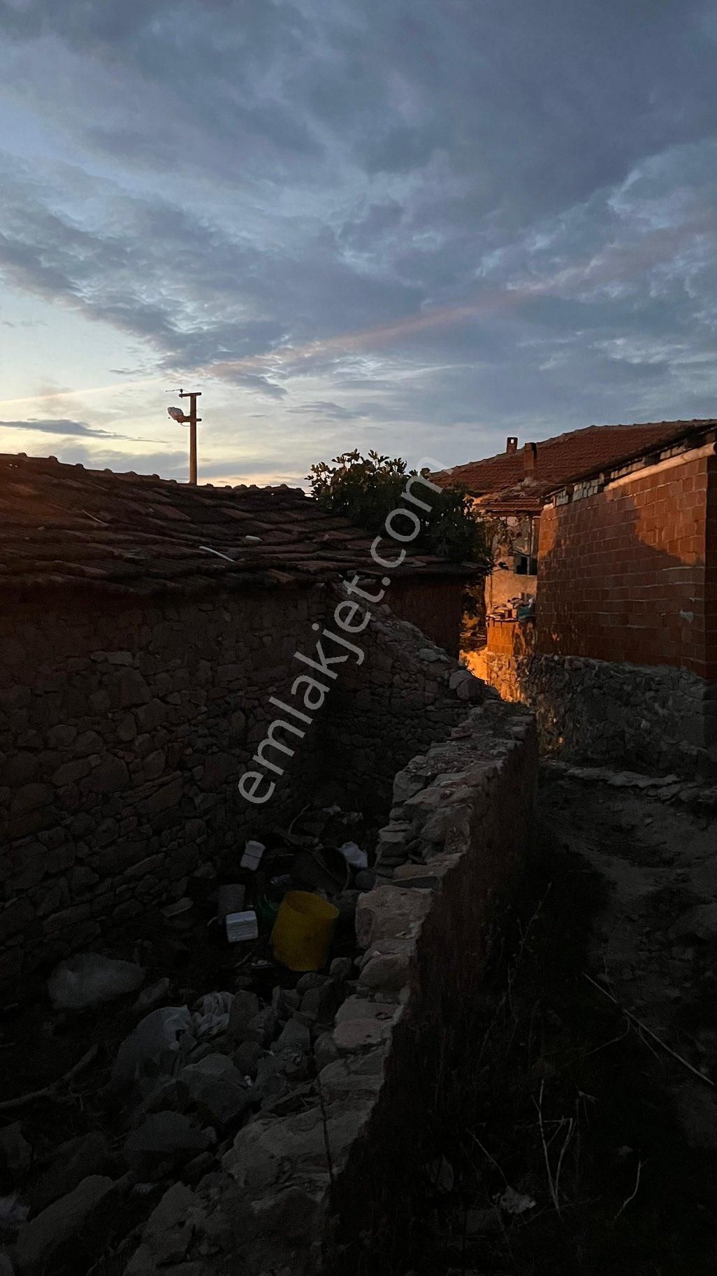 Köy Havası, Şehir Konforu! 200 M² Bahçeli Köy Evi Satılık - Görsel 4