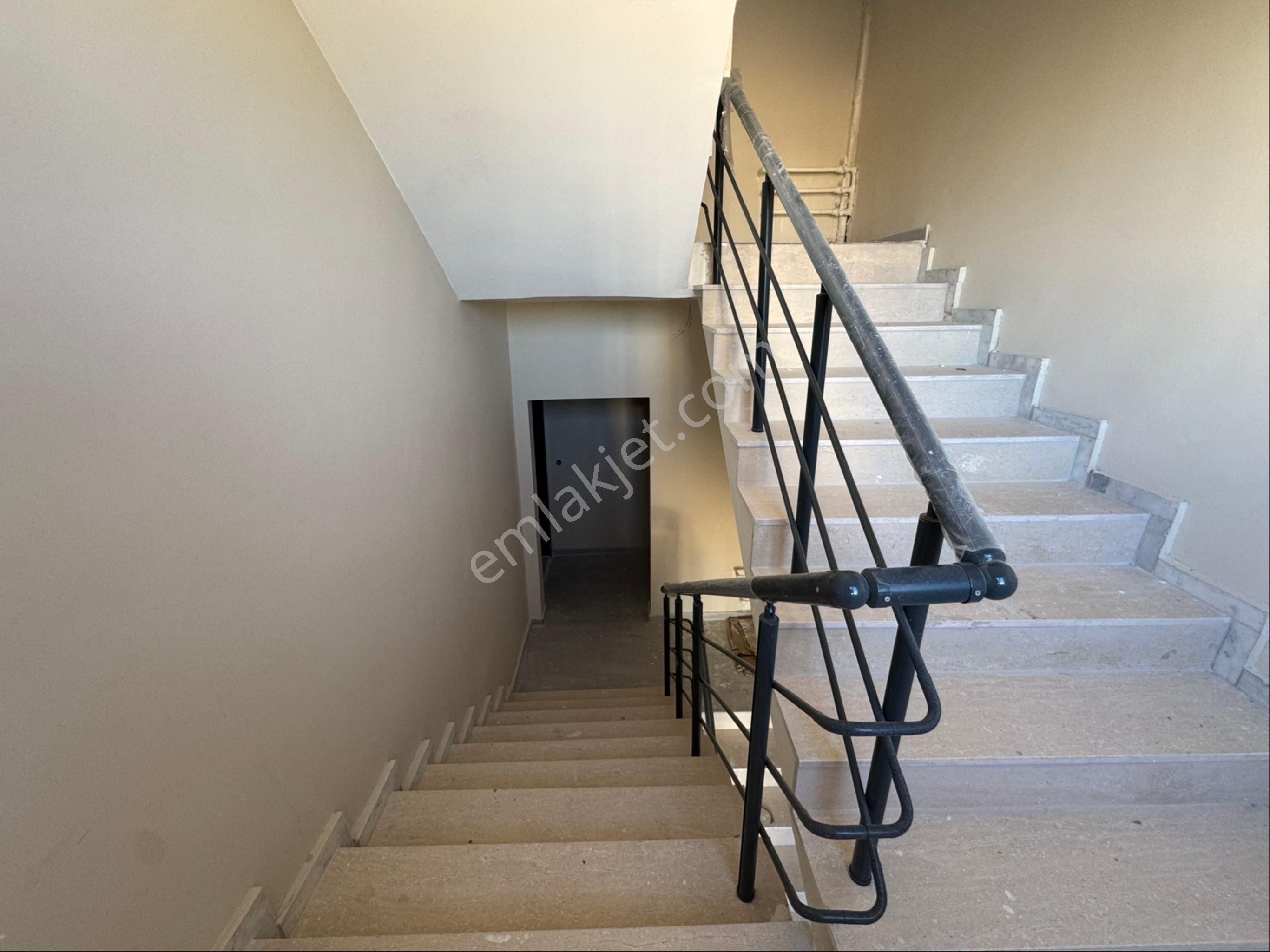 Satılık 2+1 Geniş Oturumlu 3cehpeli - Görsel 9