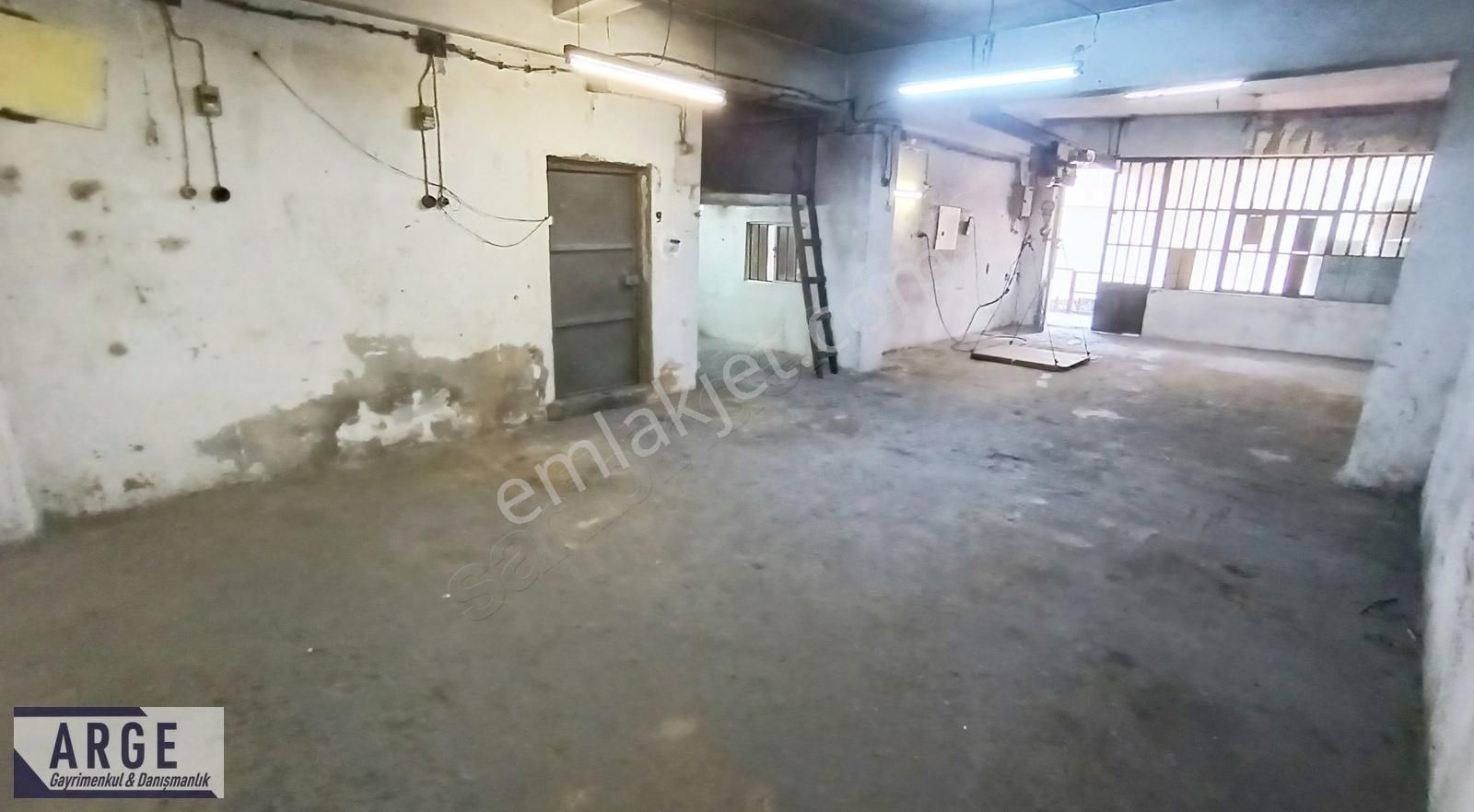 Rami Kışla Cd'de 80m2, Calaskal Var, Hafif İmalata Uygun Kiralık