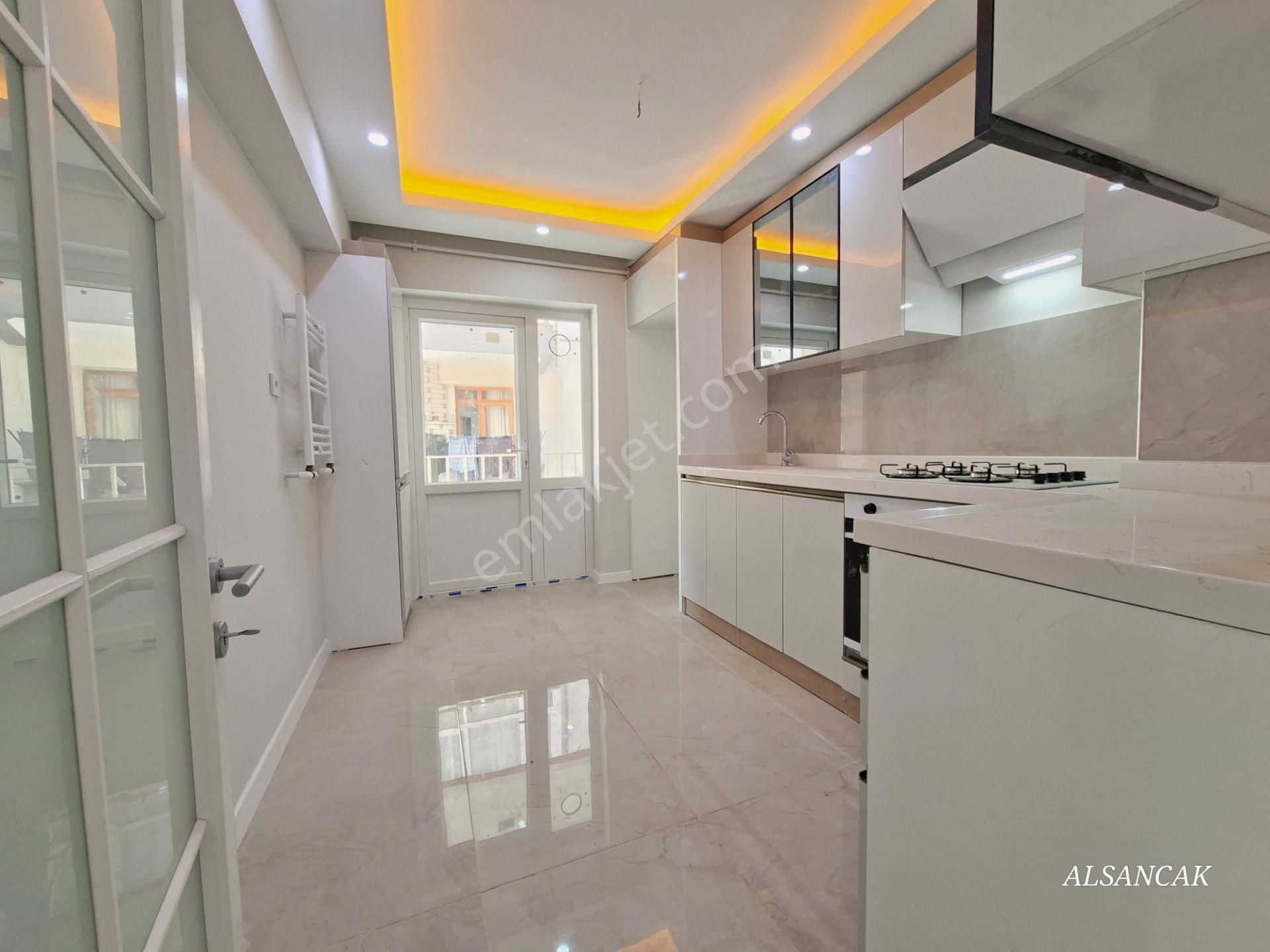 Piyade Emirlerde 3+1 Katta Ön Cephe Lüks Yapılı Satılık Daire