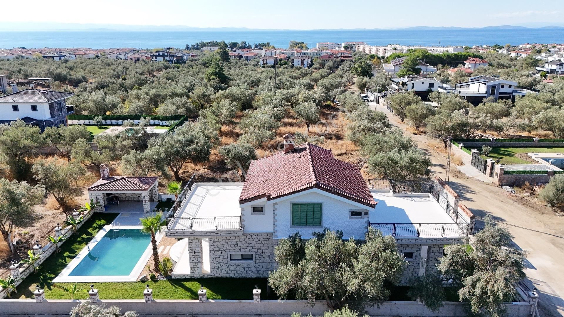 Altınoluk'ta 650 M2 Arsa İçinde Satılık Havuzlu Villa - Görsel 3