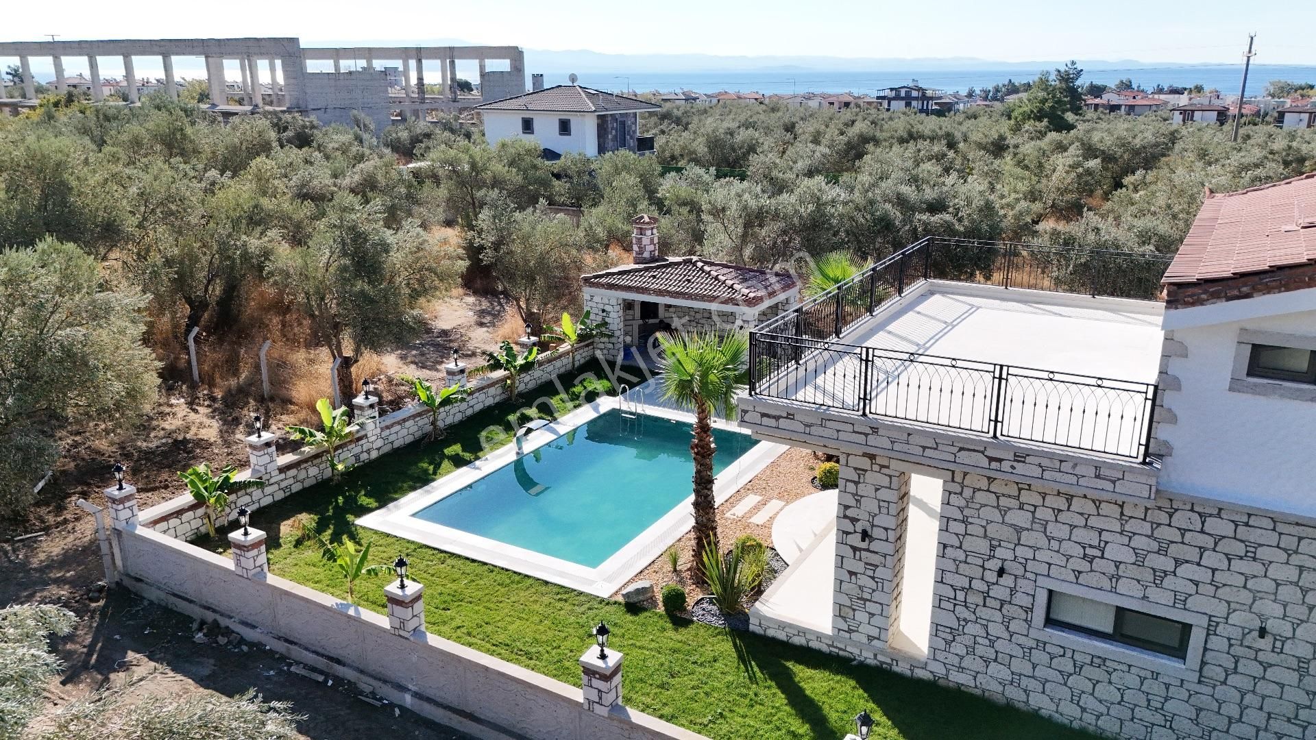 Altınoluk'ta 650 M2 Arsa İçinde Satılık Havuzlu Villa - Görsel 2