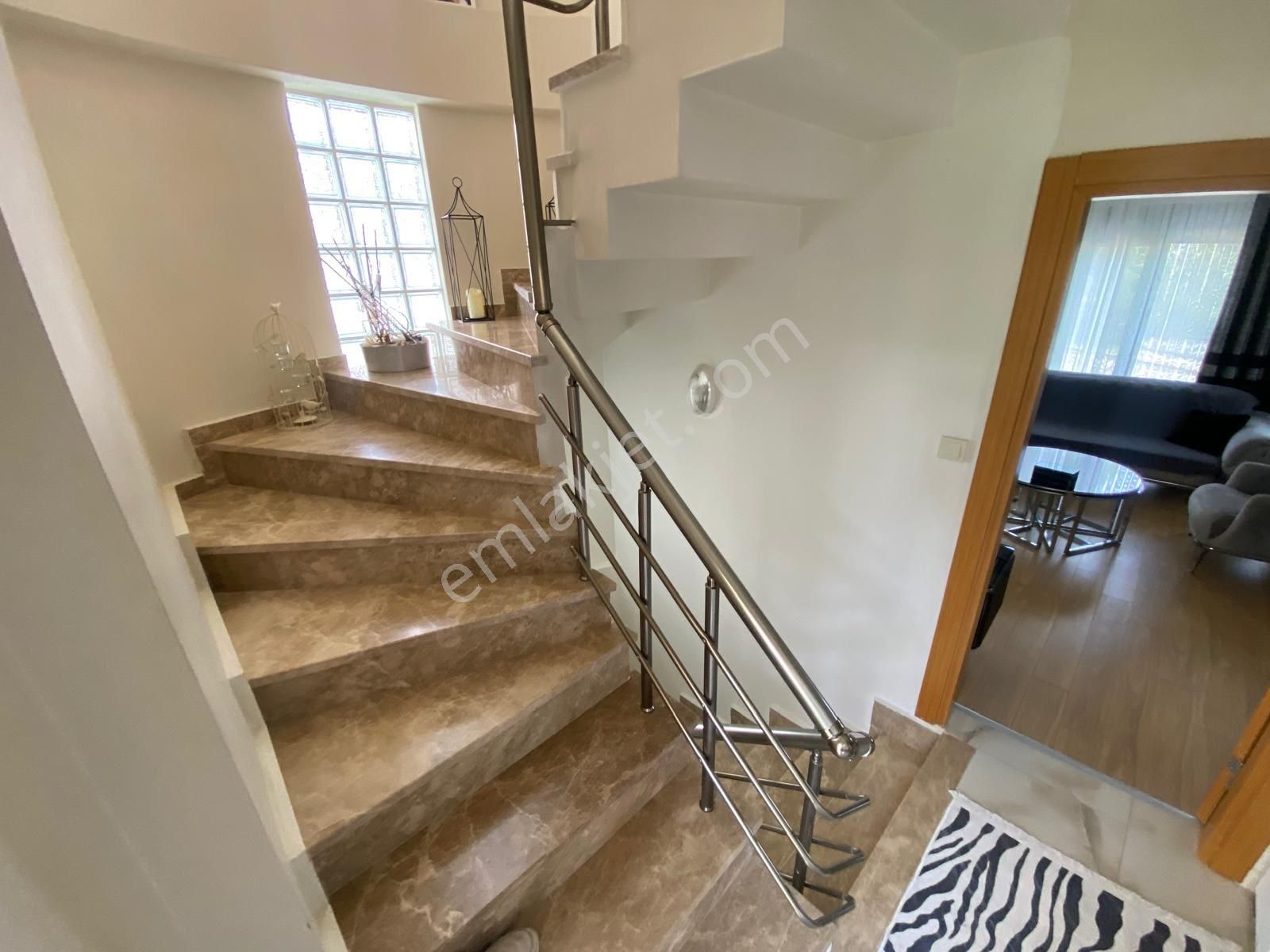 Güçlü Kardeşler Altınoluk Merkezde Özel Tasarım 4+2 Tam Müstakil Villa - Görsel 20