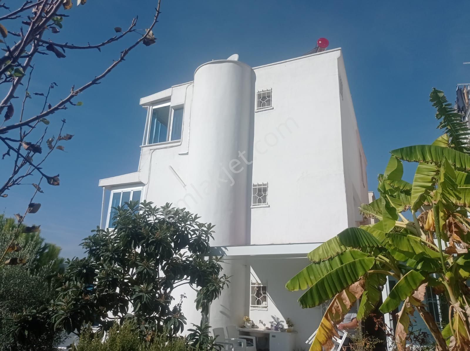 Deniz Manzaralı Geniş Bahçeli 4+1 Satılık Tripleks Villa