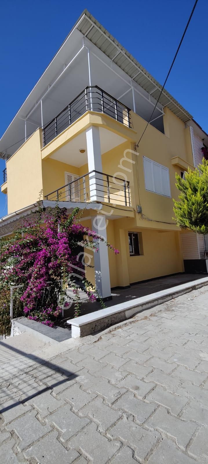 Kuşadası Kadınlar Denizinde Müstakil 3+1 Eşyalı Satılık Villa