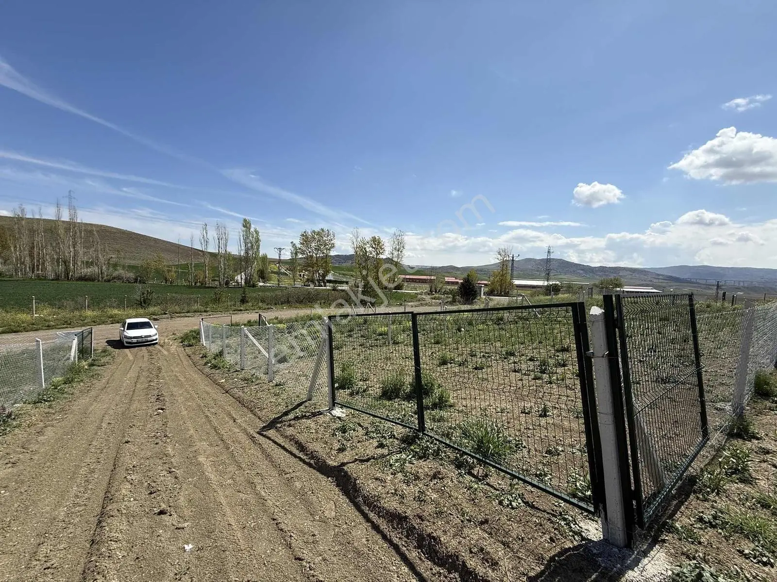 Karacahasan'da En İyi Lokasyonda 250m2 Hobi Bahçesi
