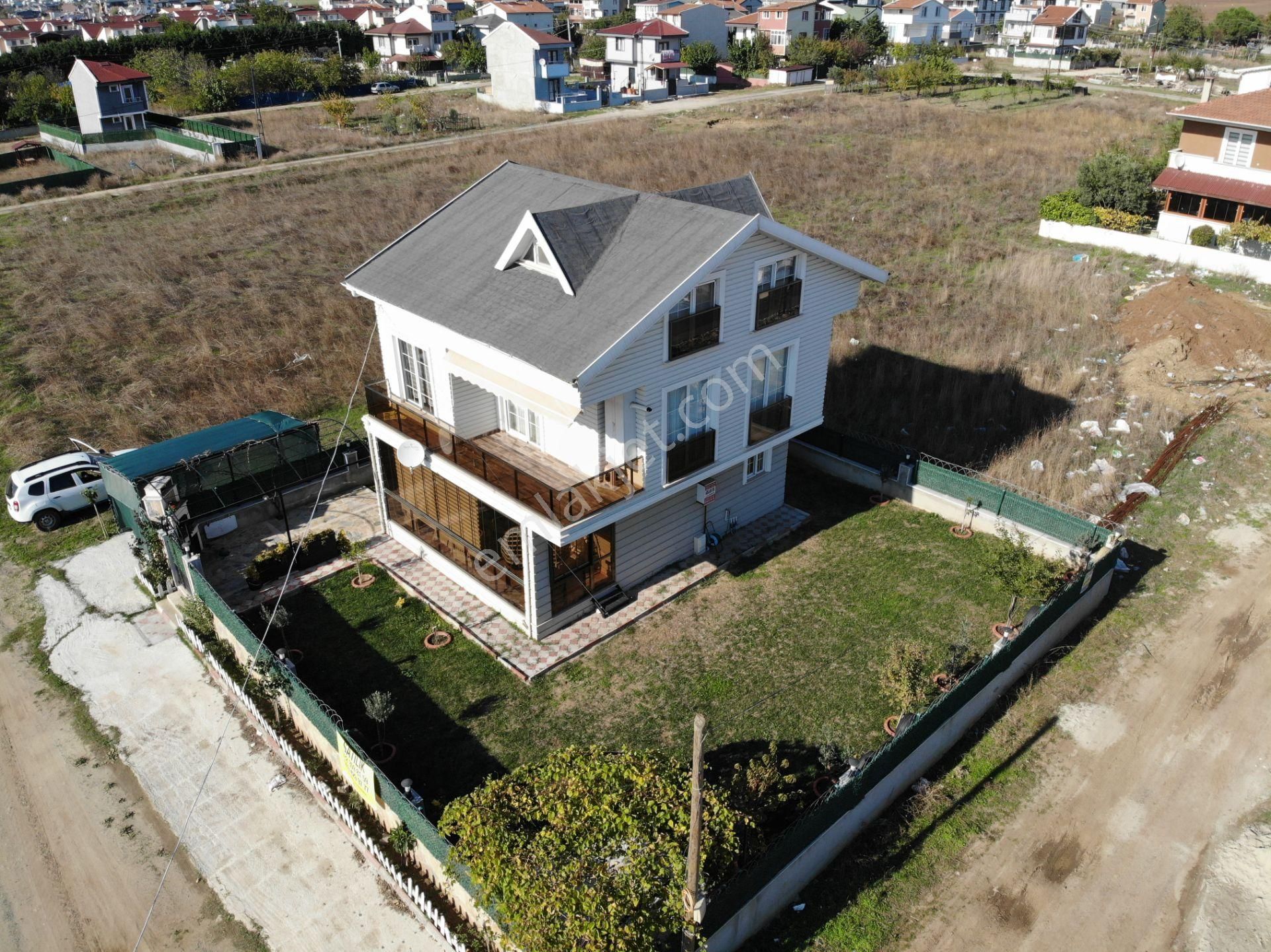 Marmaraereğlisi Yeniçiftlik'de 300m2 Arsa İçinde Müstakil 5+1 İskanlı Lüx Villa