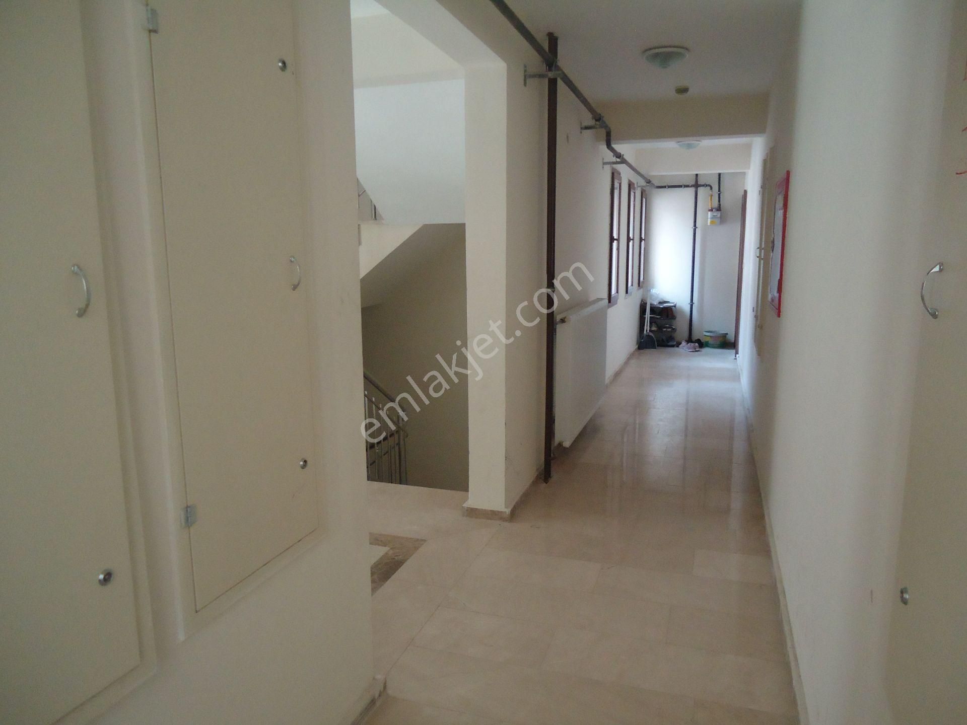 Krc'den Kısa Bloklarda Kiralık Giriş Kat 3+1 Daire - Görsel 3