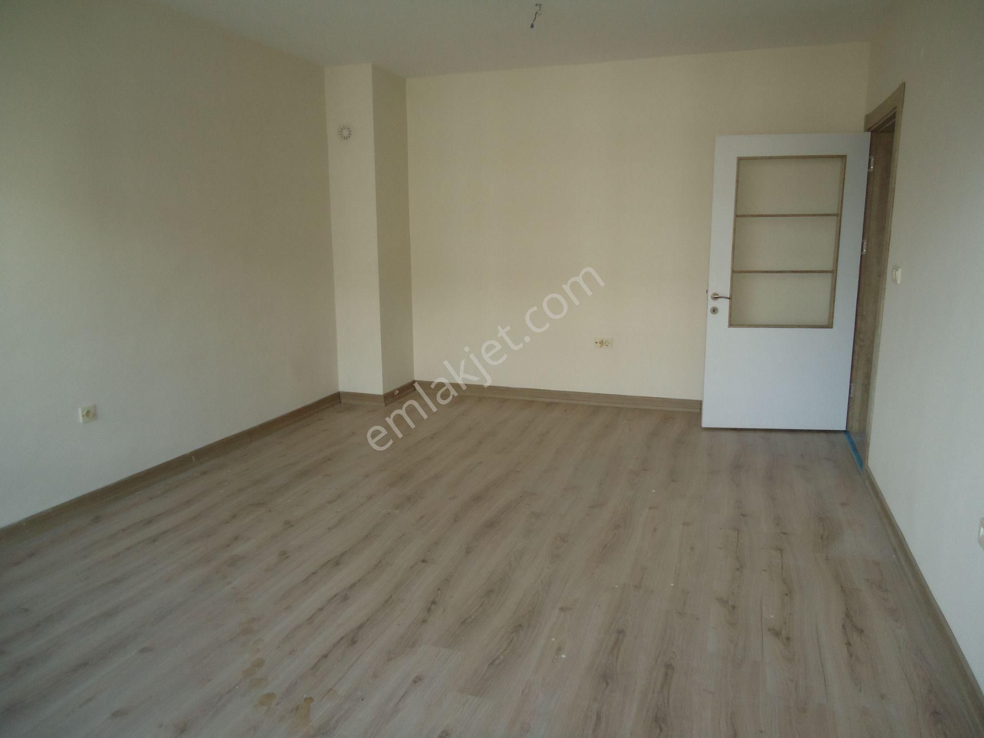 Krc'den Kısa Bloklarda Kiralık Giriş Kat 3+1 Daire - Görsel 10